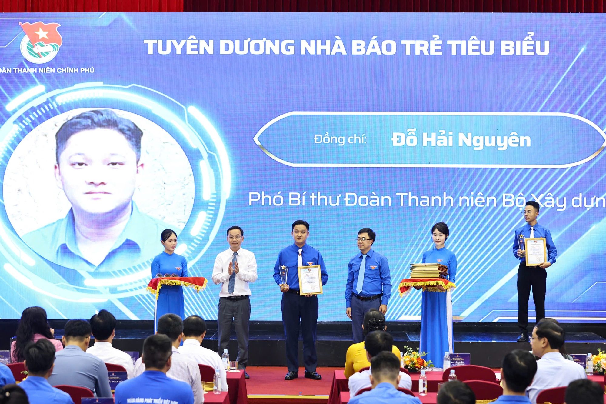 Phó Thủ tướng Bùi Thanh Sơn: Nhà báo trẻ giữ vững "tâm trong, trí sáng, bút sắc"- Ảnh 3. Phó Thủ tướng Bùi Thanh Sơn: Nhà báo trẻ giữ vững "tâm trong, trí sáng, bút sắc"- Ảnh 3.
