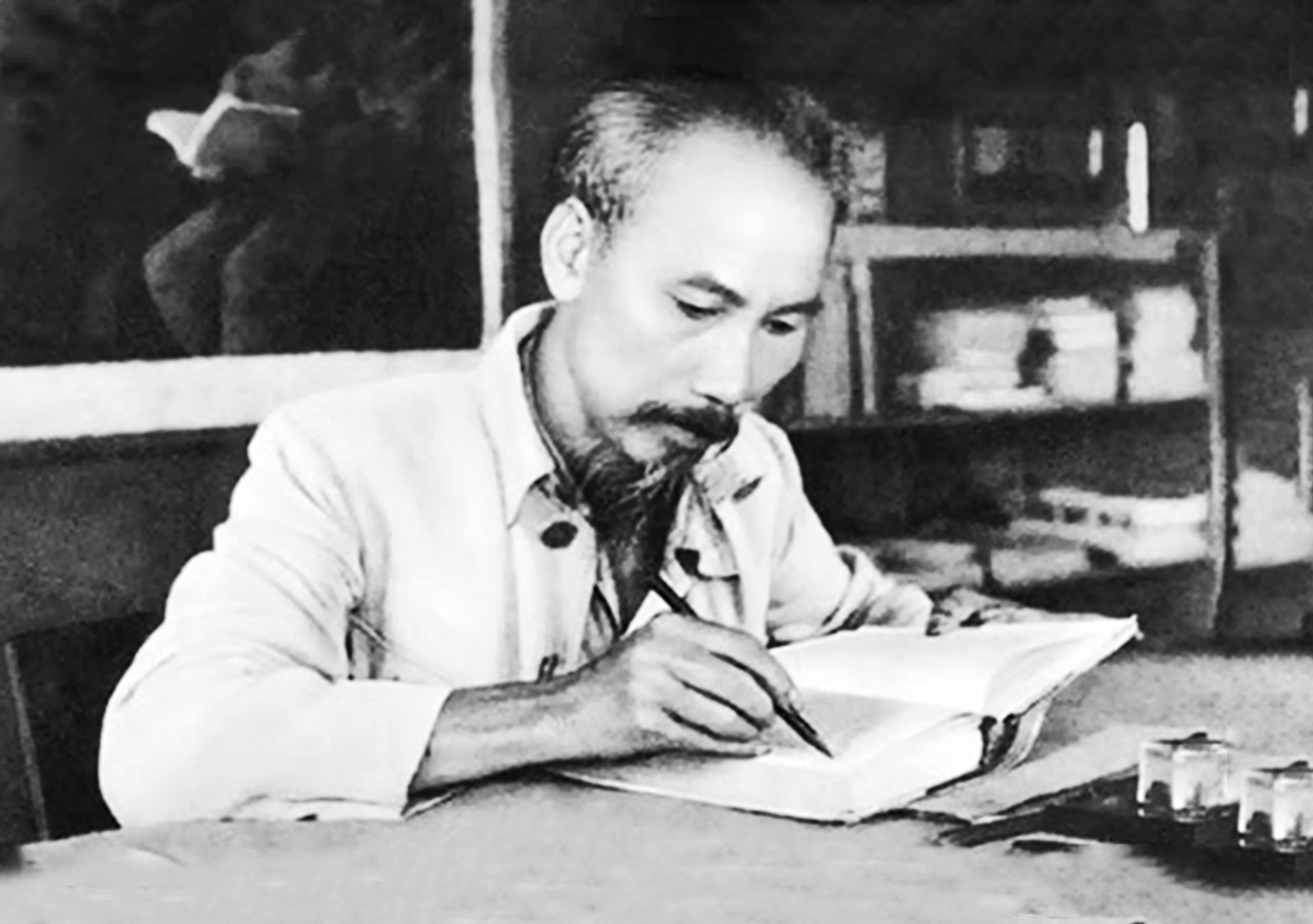 Học Bác để “nói cho dân hiểu, viết cho dân tin”- Ảnh 2. Học Bác để “nói cho dân hiểu, viết cho dân tin”- Ảnh 2.