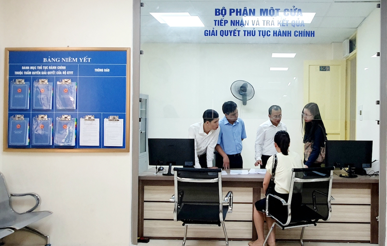 Bộ Xây dựng yêu cầu đảm bảo thủ tục hành chính thông suốt, hiệu quả, không gián đoạn- Ảnh 1. Bộ Xây dựng yêu cầu đảm bảo thủ tục hành chính thông suốt, hiệu quả, không gián đoạn- Ảnh 1.