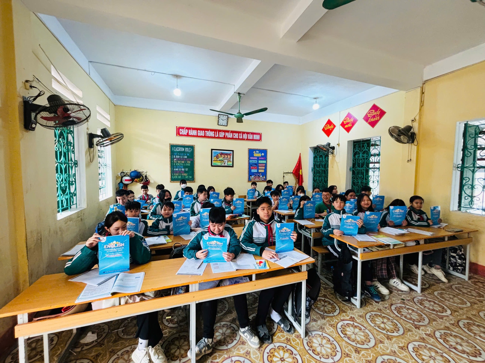 Tiếng Anh thành ngôn ngữ thứ hai trong trường: Cần lộ trình lâu dài, triển khai đồng bộ- Ảnh 2. Tiếng Anh thành ngôn ngữ thứ hai trong trường: Cần lộ trình lâu dài, triển khai đồng bộ- Ảnh 2.