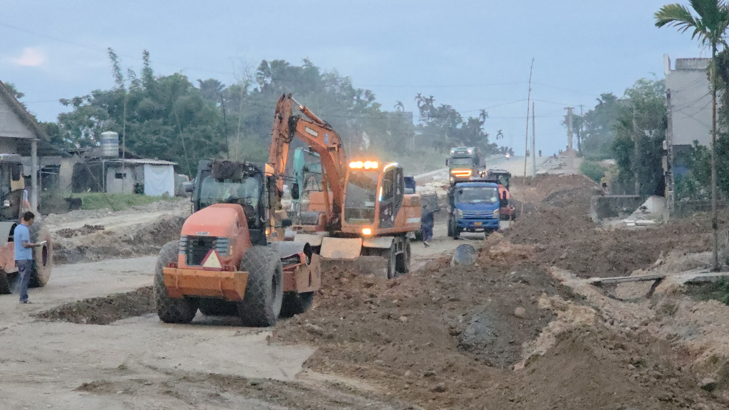 Yên Bái: Xuyên đêm thi công, nỗ lực đưa dự án tỉnh lộ 166 về đích trước 30/6- Ảnh 2. Yên Bái: Xuyên đêm thi công, nỗ lực đưa dự án tỉnh lộ 166 về đích trước 30/6- Ảnh 2.
