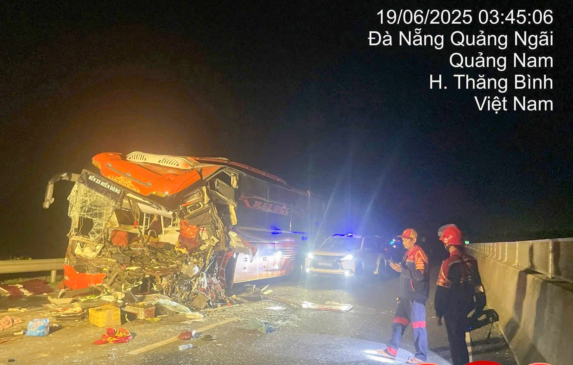 Hiện trường vụ tai nạn trên cao tốc Đà Nẵng - Quảng Ngãi khiến 2 người tử vong- Ảnh 1. Hiện trường vụ tai nạn trên cao tốc Đà Nẵng - Quảng Ngãi khiến 2 người tử vong- Ảnh 1.