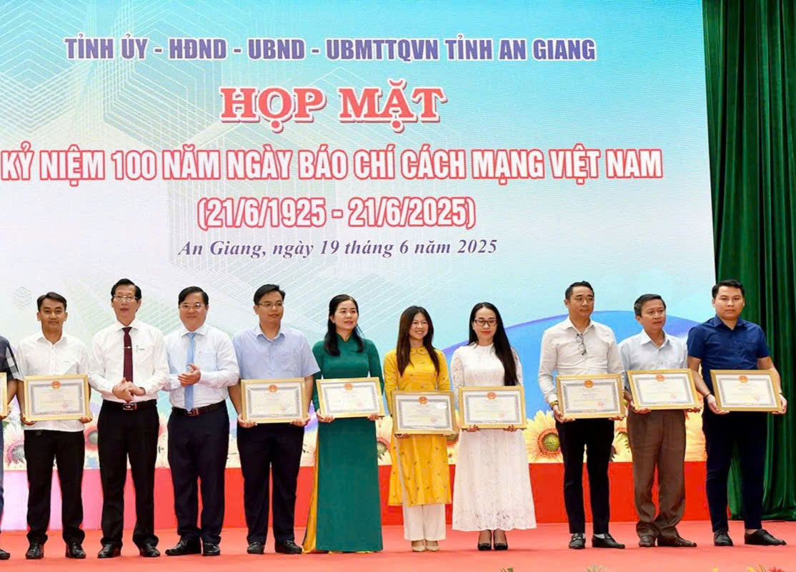 An Giang tổ chức chương trình nghệ thuật kỷ niệm 100 năm Ngày Báo chí cách mạng Việt Nam- Ảnh 3. An Giang tổ chức chương trình nghệ thuật kỷ niệm 100 năm Ngày Báo chí cách mạng Việt Nam- Ảnh 3.