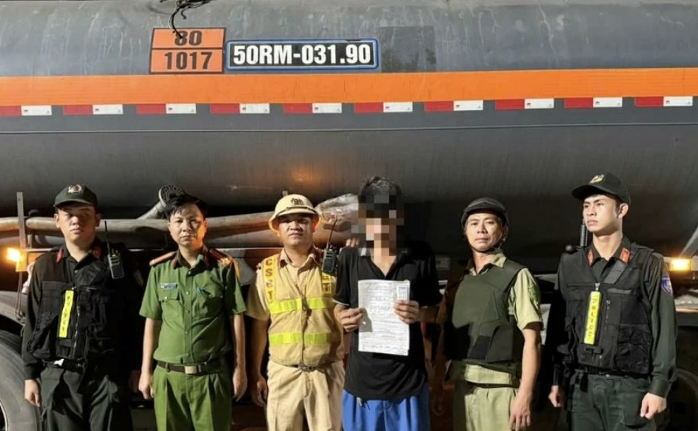 Phát hiện tài xế xe đầu kéo chở bồn axit dương tính với ma túy- Ảnh 1. Phát hiện tài xế xe đầu kéo chở bồn axit dương tính với ma túy- Ảnh 1.