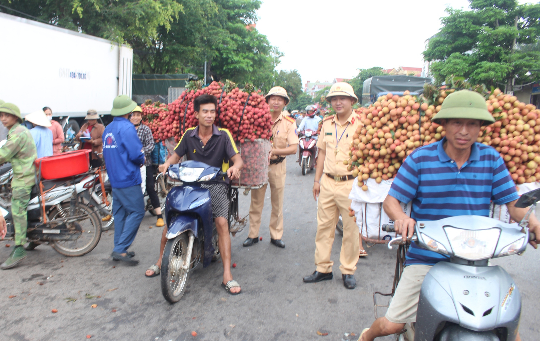 CSGT Bắc Giang căng mình bảo đảm an toàn giao thông, hỗ trợ người dân tiêu thụ vải thiều- Ảnh 1. CSGT Bắc Giang căng mình bảo đảm an toàn giao thông, hỗ trợ người dân tiêu thụ vải thiều- Ảnh 1.