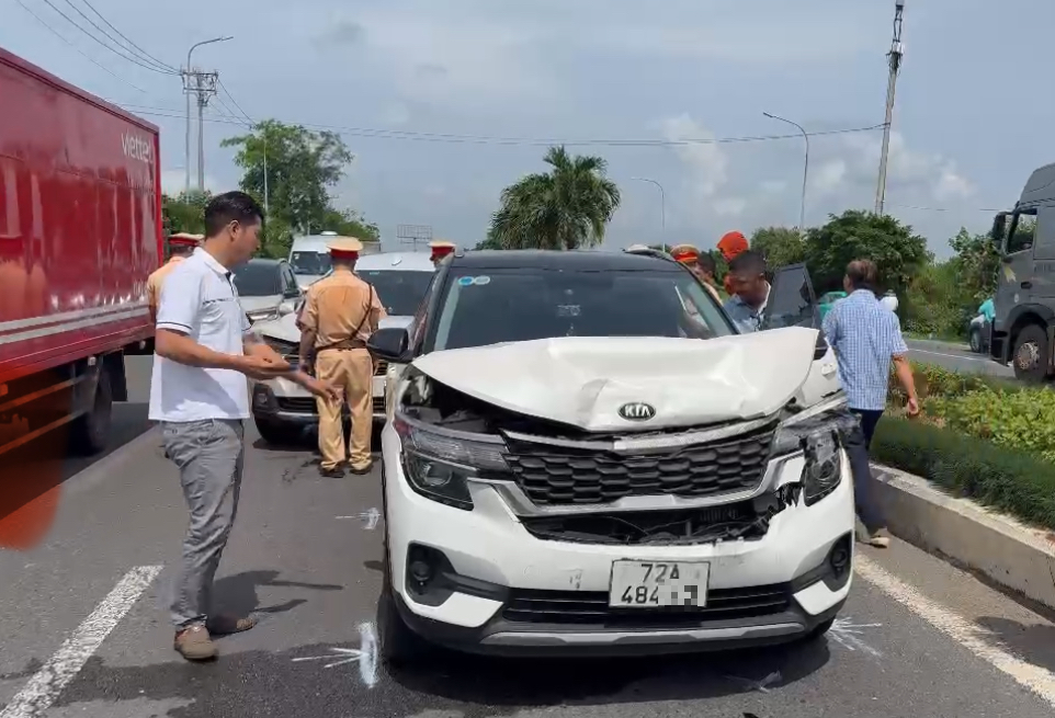 Va chạm liên hoàn 6 ô tô trên quốc lộ 51 qua TP Vũng Tàu, giao thông ùn tắc- Ảnh 1. Va chạm liên hoàn 6 ô tô trên quốc lộ 51 qua TP Vũng Tàu, giao thông ùn tắc- Ảnh 1.