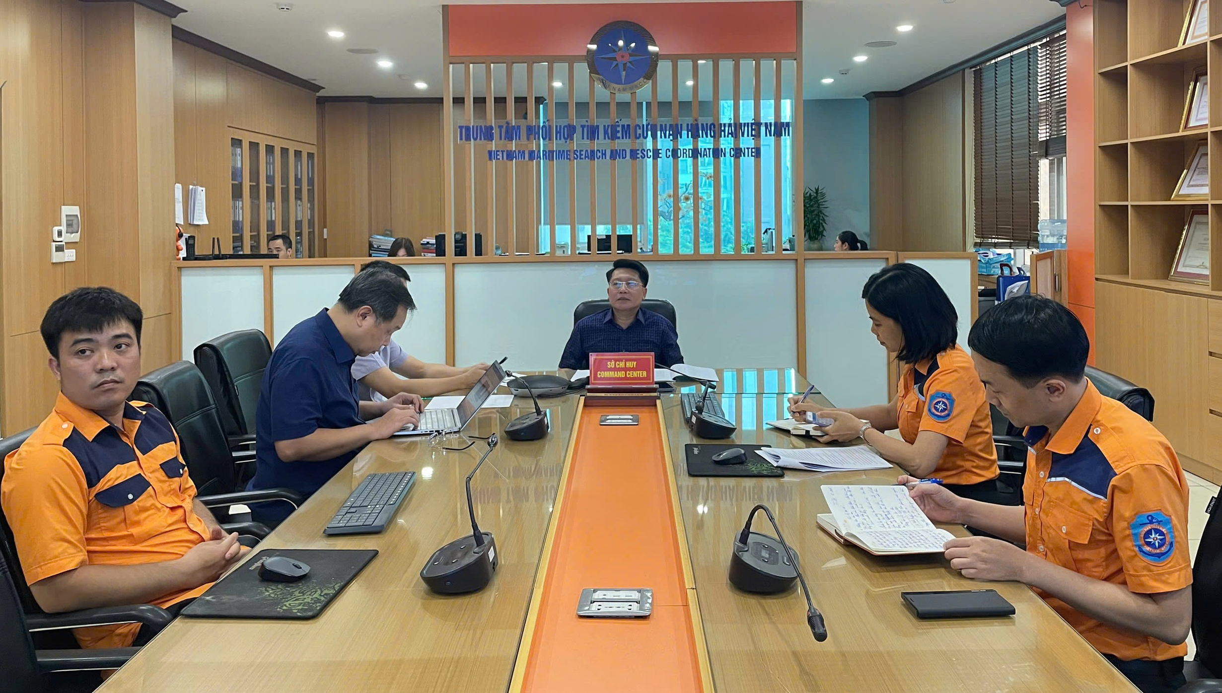 11 ngư dân tàu cá Quảng Ninh bị chìm trên biển thoát chết trong gang tấc- Ảnh 2. 11 ngư dân tàu cá Quảng Ninh bị chìm trên biển thoát chết trong gang tấc- Ảnh 2.