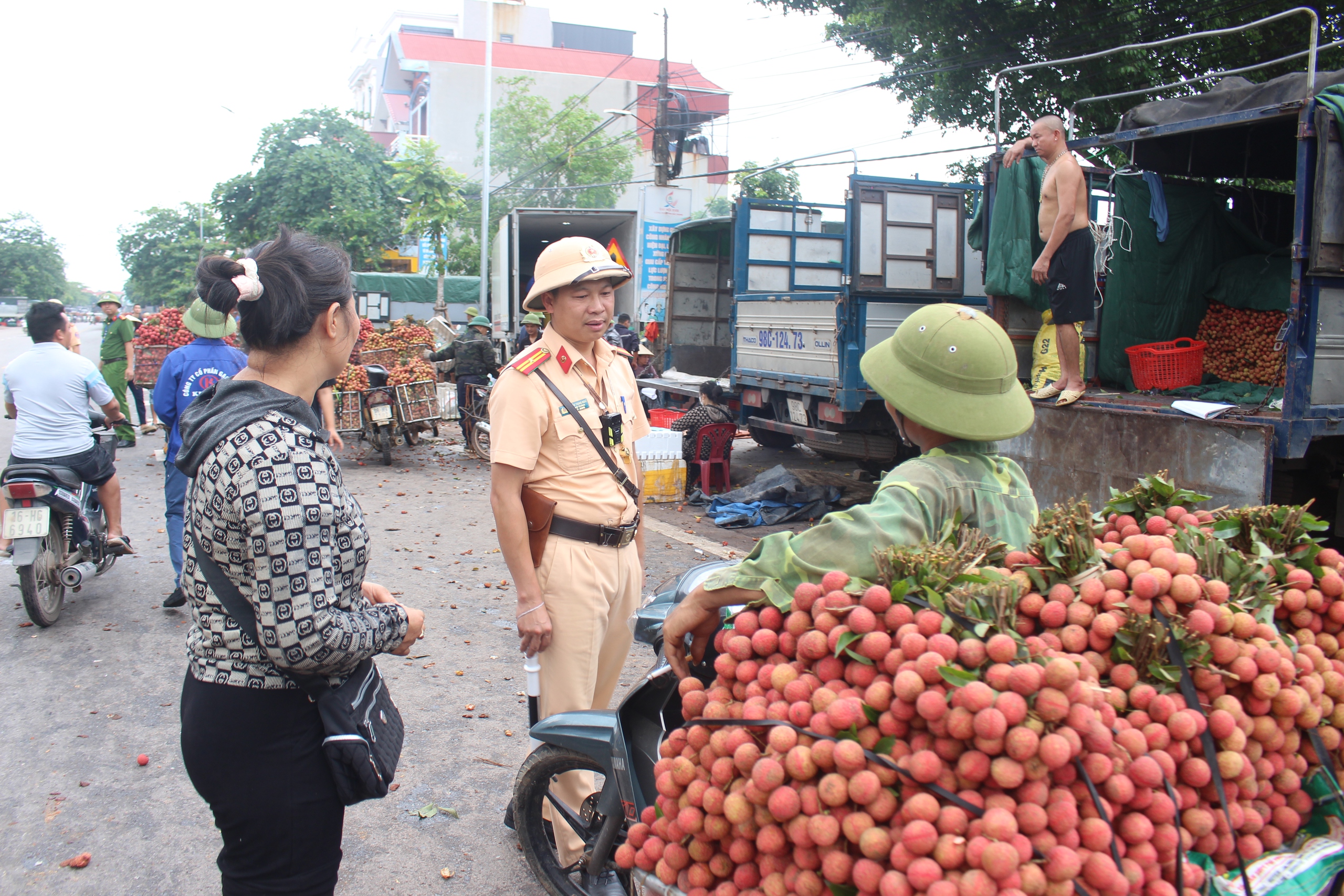CSGT Bắc Giang căng mình bảo đảm an toàn giao thông, hỗ trợ người dân tiêu thụ vải thiều- Ảnh 3. CSGT Bắc Giang căng mình bảo đảm an toàn giao thông, hỗ trợ người dân tiêu thụ vải thiều- Ảnh 3.