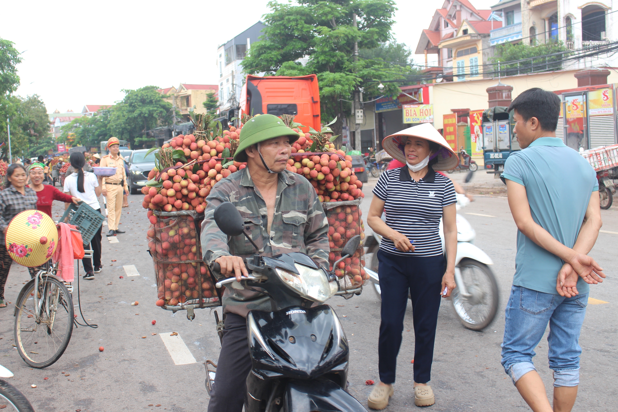 CSGT Bắc Giang căng mình bảo đảm an toàn giao thông, hỗ trợ người dân tiêu thụ vải thiều- Ảnh 12. CSGT Bắc Giang căng mình bảo đảm an toàn giao thông, hỗ trợ người dân tiêu thụ vải thiều- Ảnh 12.