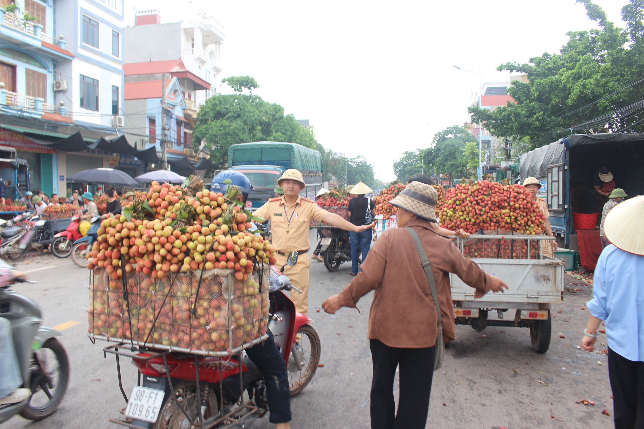 CSGT Bắc Giang căng mình bảo đảm an toàn giao thông, hỗ trợ người dân tiêu thụ vải thiều- Ảnh 4. CSGT Bắc Giang căng mình bảo đảm an toàn giao thông, hỗ trợ người dân tiêu thụ vải thiều- Ảnh 4.