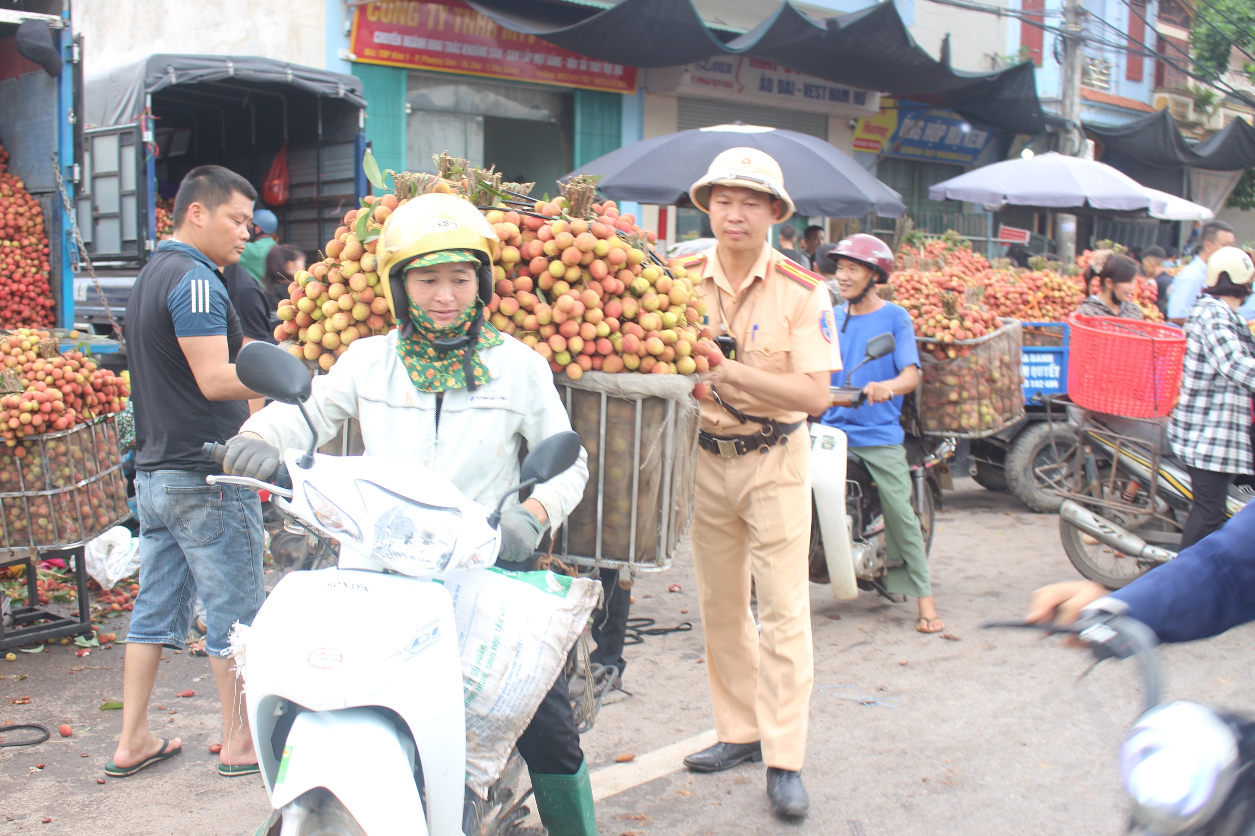 CSGT Bắc Giang căng mình bảo đảm an toàn giao thông, hỗ trợ người dân tiêu thụ vải thiều- Ảnh 6. CSGT Bắc Giang căng mình bảo đảm an toàn giao thông, hỗ trợ người dân tiêu thụ vải thiều- Ảnh 6.