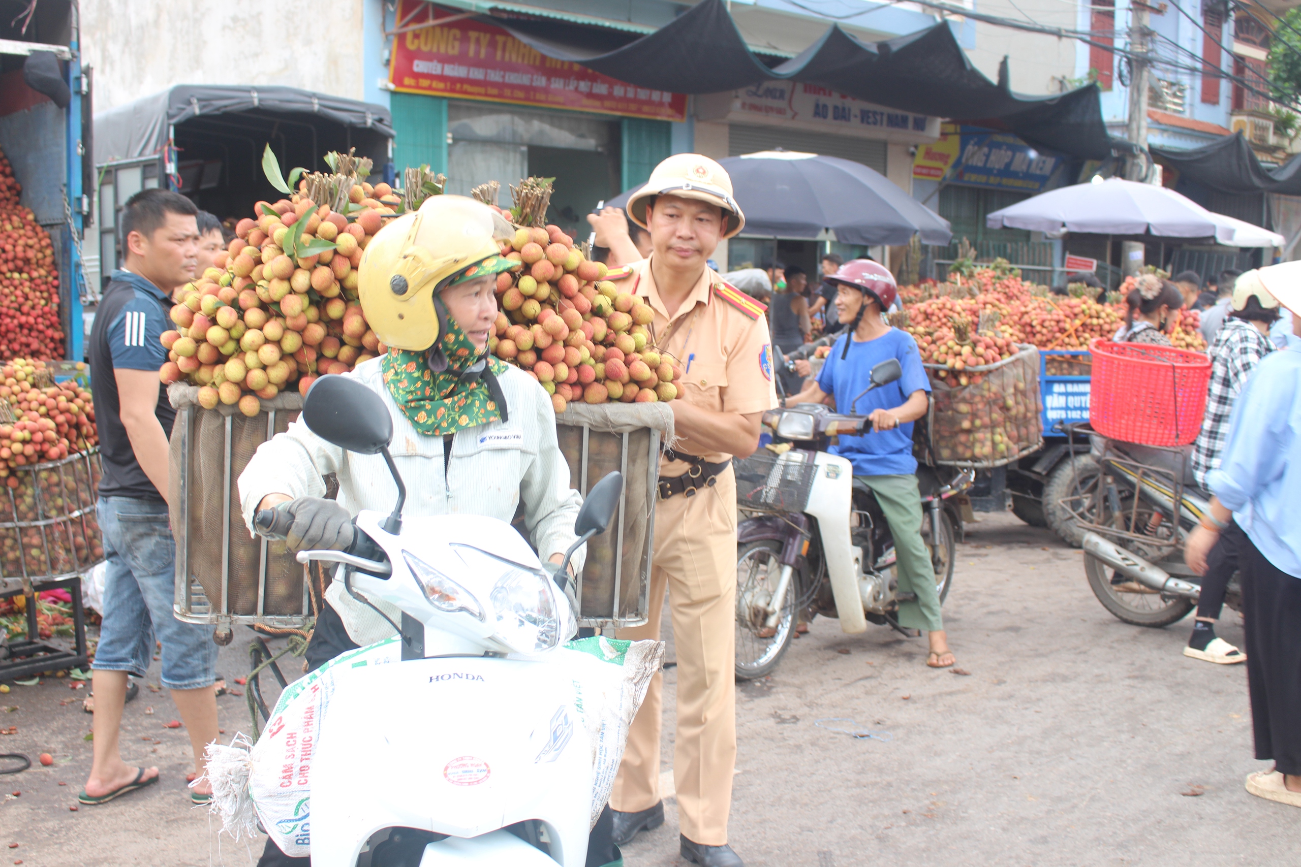CSGT Bắc Giang căng mình bảo đảm an toàn giao thông, hỗ trợ người dân tiêu thụ vải thiều- Ảnh 8. CSGT Bắc Giang căng mình bảo đảm an toàn giao thông, hỗ trợ người dân tiêu thụ vải thiều- Ảnh 8.