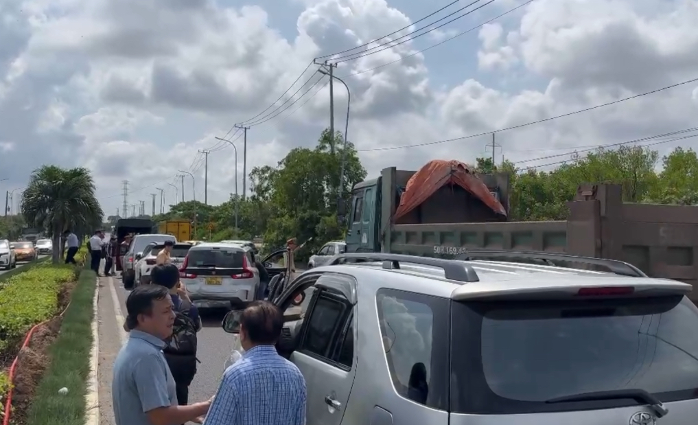 Va chạm liên hoàn 6 ô tô trên quốc lộ 51 qua TP Vũng Tàu, giao thông ùn tắc- Ảnh 2. Va chạm liên hoàn 6 ô tô trên quốc lộ 51 qua TP Vũng Tàu, giao thông ùn tắc- Ảnh 2.
