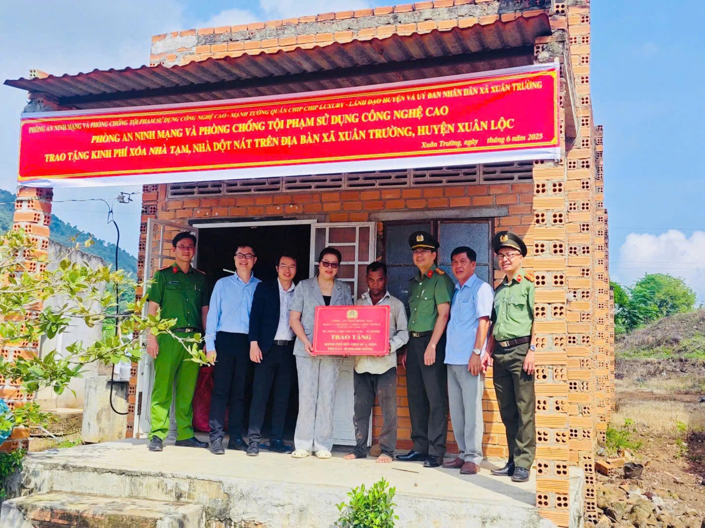 Đồng Nai: Công an trao hỗ trợ sửa nhà cho hai hộ khó khăn- Ảnh 1. Đồng Nai: Công an trao hỗ trợ sửa nhà cho hai hộ khó khăn- Ảnh 1.