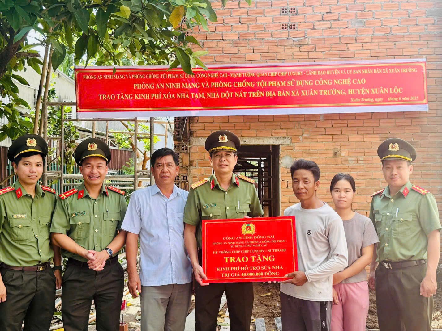 Đồng Nai: Công an trao hỗ trợ sửa nhà cho hai hộ khó khăn- Ảnh 2. Đồng Nai: Công an trao hỗ trợ sửa nhà cho hai hộ khó khăn- Ảnh 2.