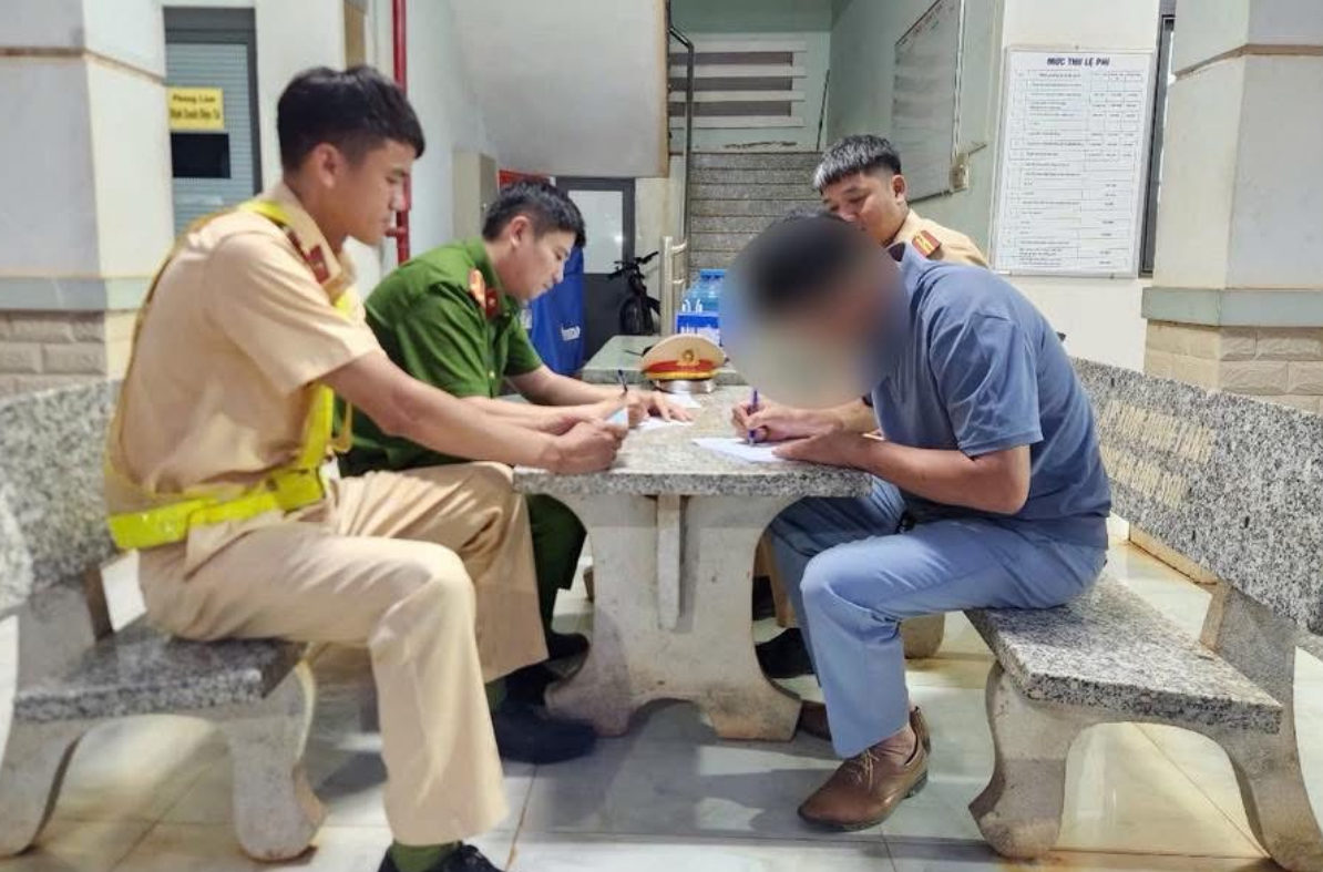 Mời người đàn ông chặn xe ô tô chửi bới, đập phá đầu xe lên công an làm việc- Ảnh 1. Mời người đàn ông chặn xe ô tô chửi bới, đập phá đầu xe lên công an làm việc- Ảnh 1.