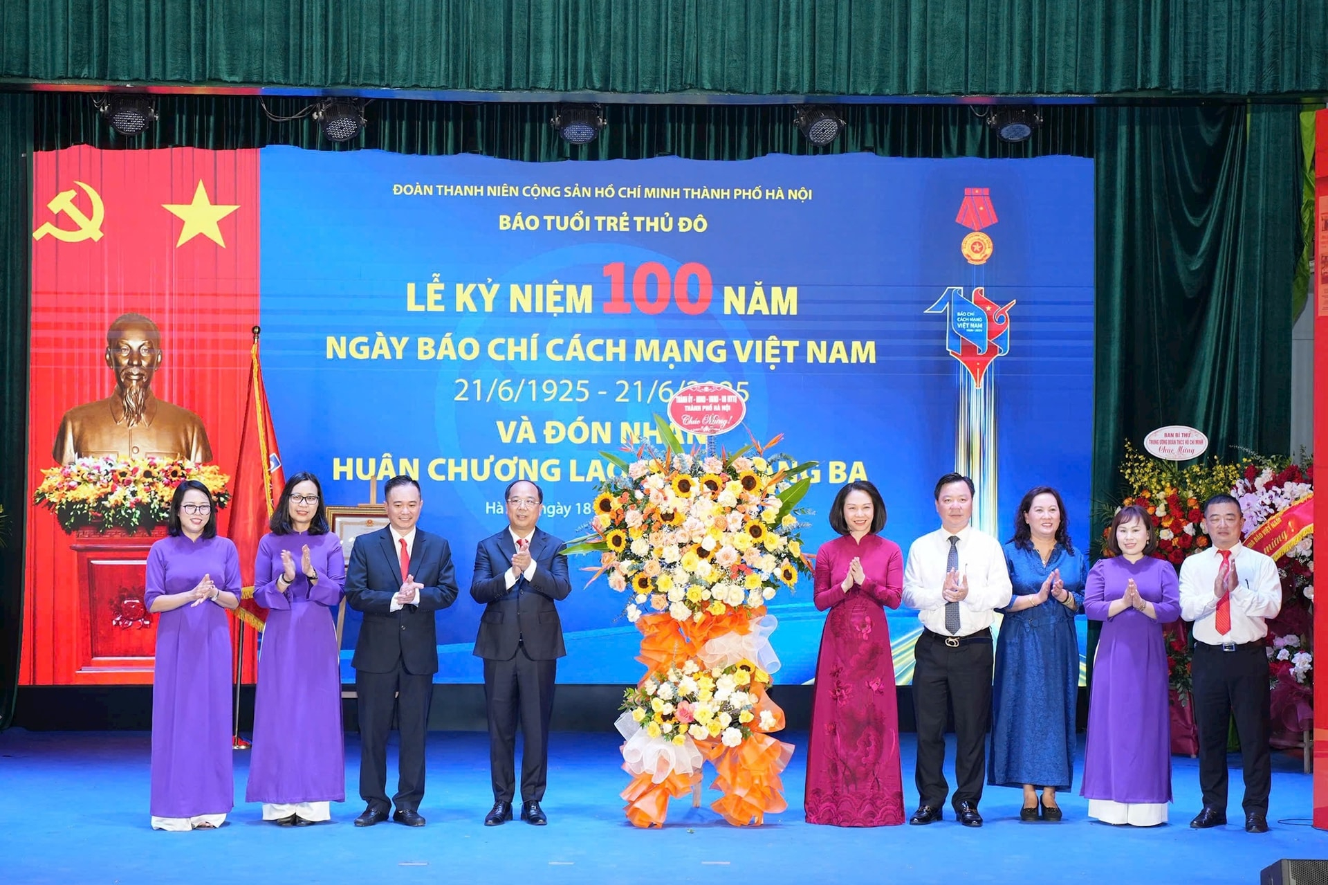 Đại diện lãnh đạo Thành ủy, HĐND, UBND thành phố Hà Nội tặng lẵng hoa chúc mừng Báo Tuổi trẻ Thủ đô. Ảnh: TTTĐ Đại diện lãnh đạo Thành ủy, HĐND, UBND thành phố Hà Nội tặng lẵng hoa chúc mừng Báo Tuổi trẻ Thủ đô. Ảnh: TTTĐ