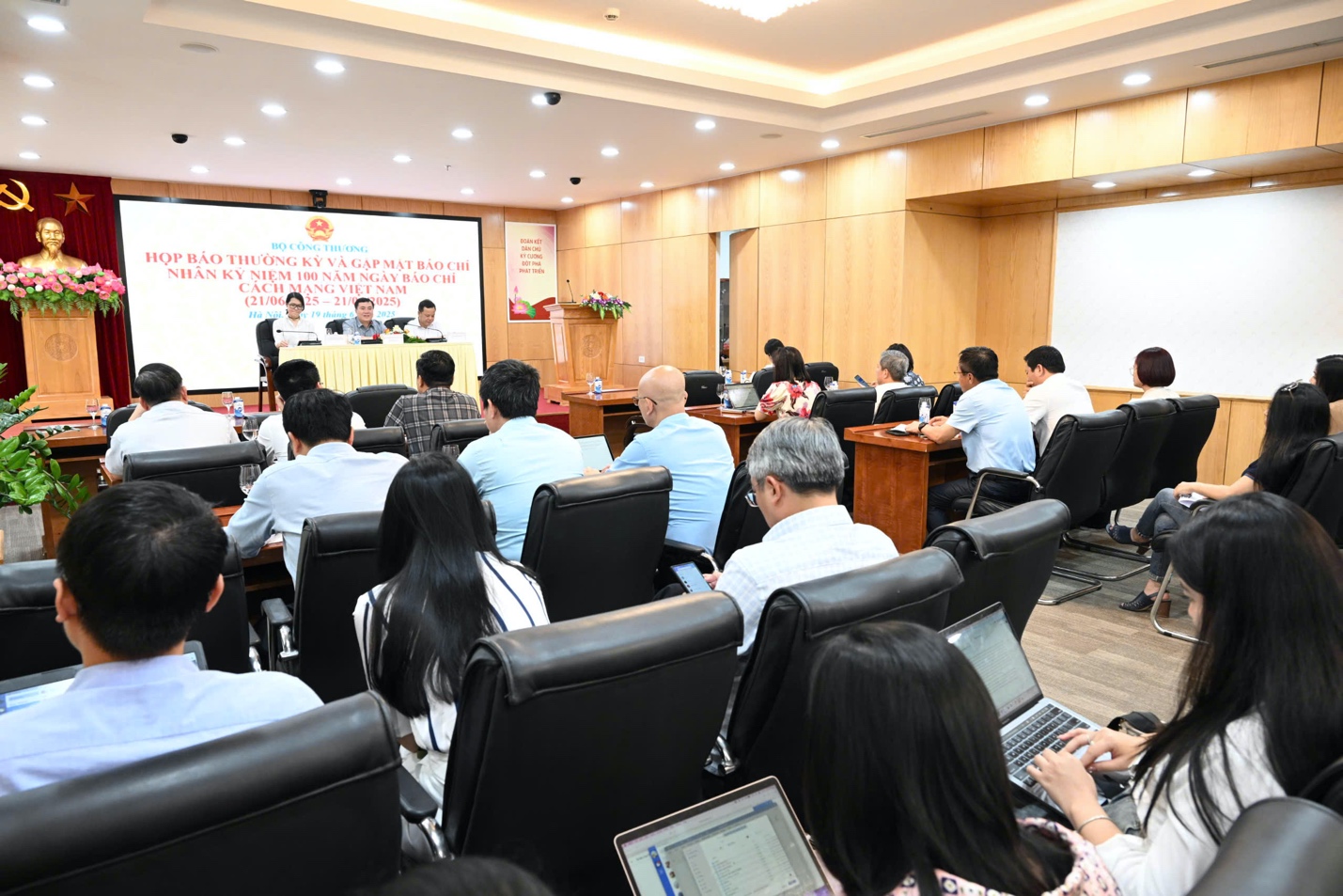 Hơn 5.500 cửa hàng đóng cửa đồng loạt: Bộ Công thương nói gì?- Ảnh 2. Hơn 5.500 cửa hàng đóng cửa đồng loạt: Bộ Công thương nói gì?- Ảnh 2.