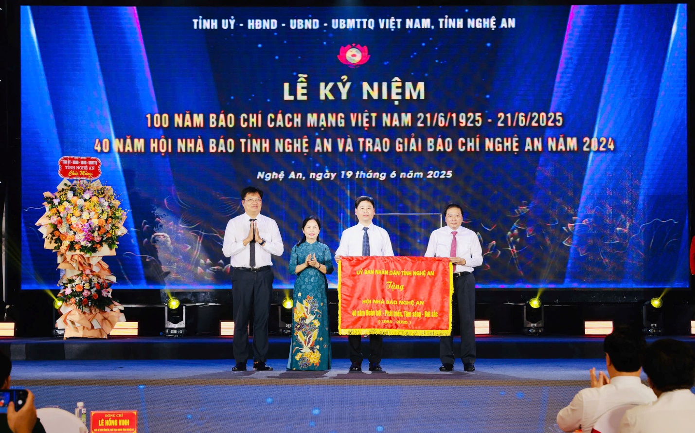 Đội ngũ những người làm báo Nghệ An nêu cao “tâm trong - trí sáng - bút sắc”- Ảnh 2. Đội ngũ những người làm báo Nghệ An nêu cao “tâm trong - trí sáng - bút sắc”- Ảnh 2.