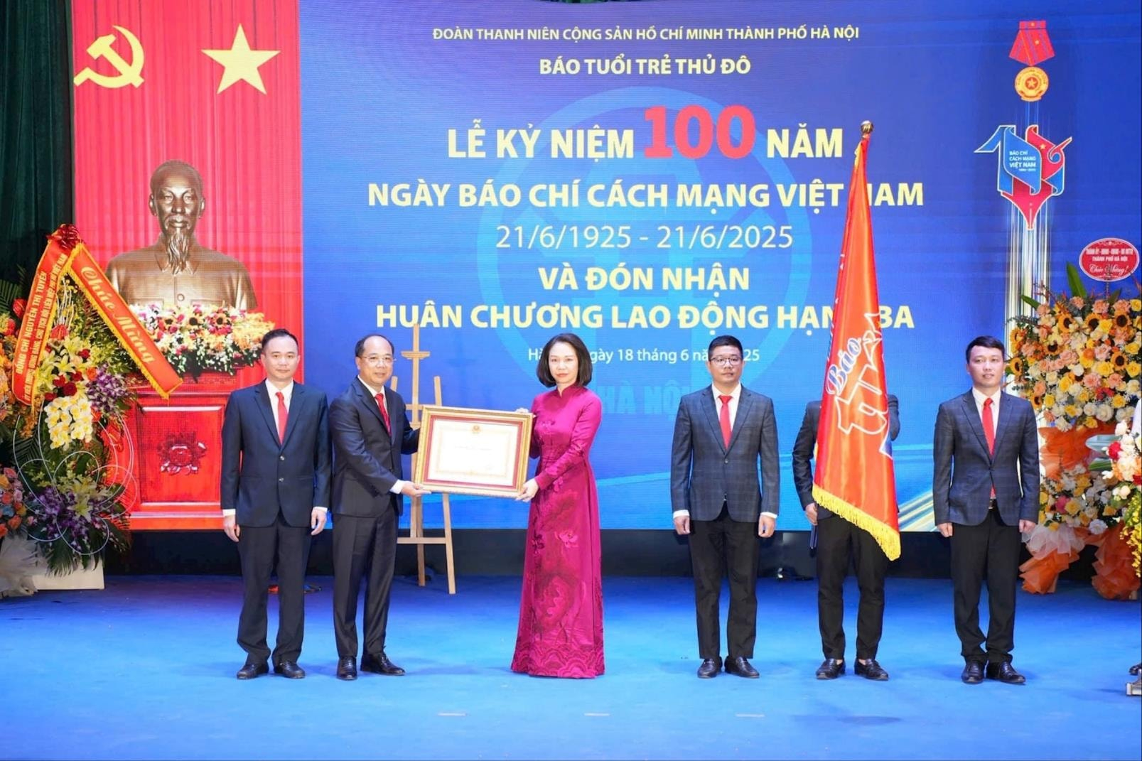 Thừa ủy quyền của Chủ tịch nước, Phó Chủ tịch UBND thành phố Hà Nội Vũ Thu Hà trao Huân chương Lao động hạng Ba cho đại diện Báo Tuổi trẻ Thủ đô. Ảnh: TTTĐ Thừa ủy quyền của Chủ tịch nước, Phó Chủ tịch UBND thành phố Hà Nội Vũ Thu Hà trao Huân chương Lao động hạng Ba cho đại diện Báo Tuổi trẻ Thủ đô. Ảnh: TTTĐ