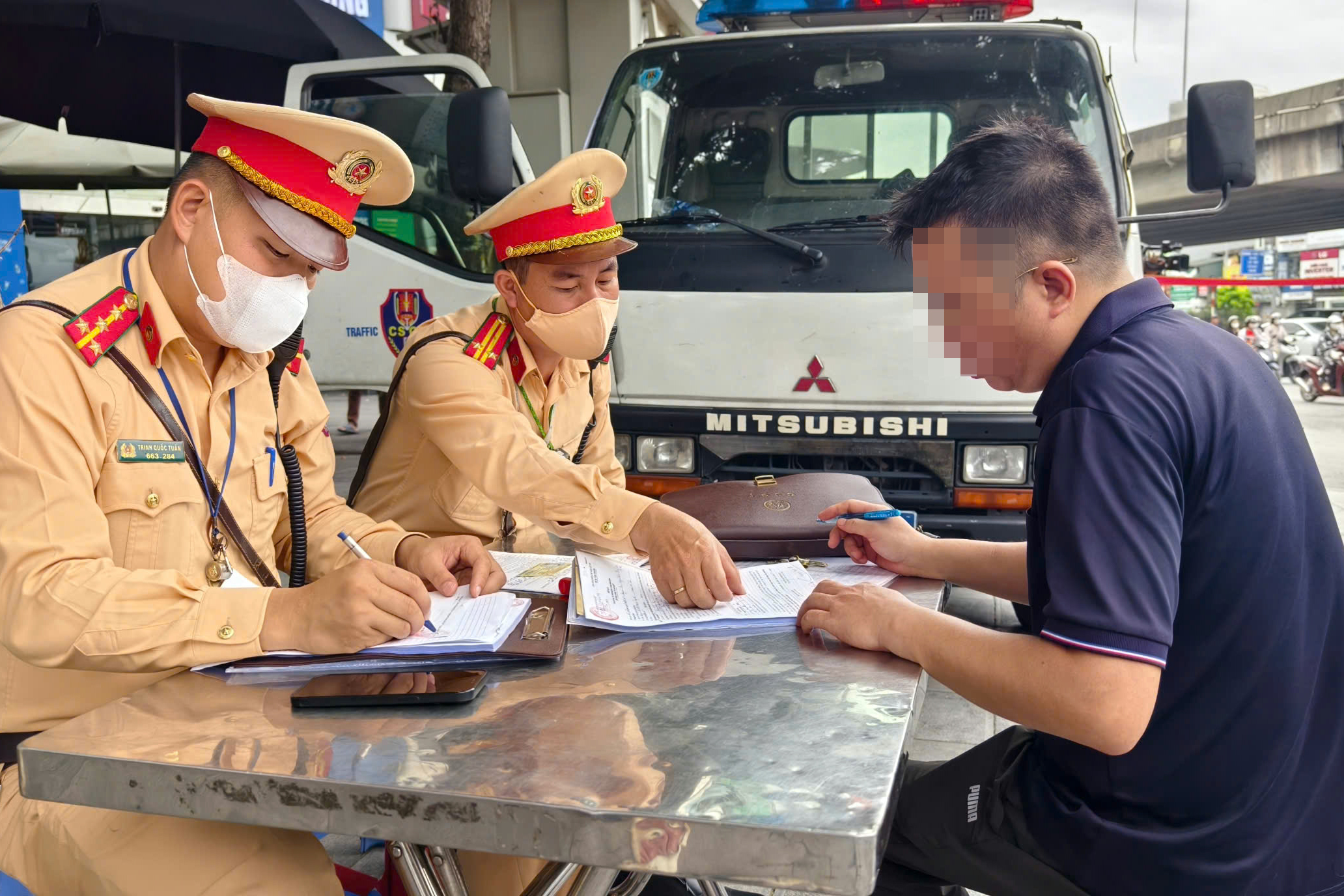Hà Nội: CSGT quyết dẹp xe máy đi lên vỉa hè, nhiều người bị phạt nặng- Ảnh 5. Hà Nội: CSGT quyết dẹp xe máy đi lên vỉa hè, nhiều người bị phạt nặng- Ảnh 5.