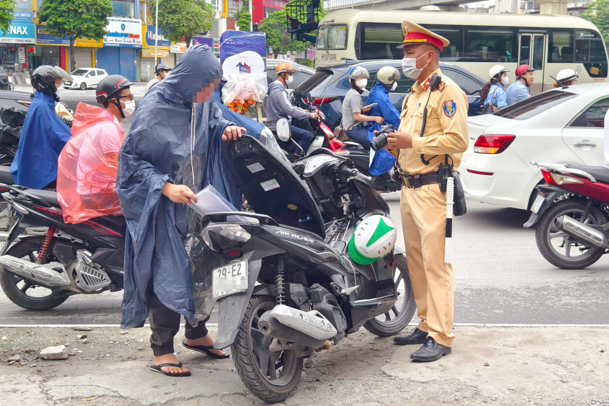 Hà Nội: CSGT quyết dẹp xe máy đi lên vỉa hè, nhiều người bị phạt nặng- Ảnh 1. Hà Nội: CSGT quyết dẹp xe máy đi lên vỉa hè, nhiều người bị phạt nặng- Ảnh 1.