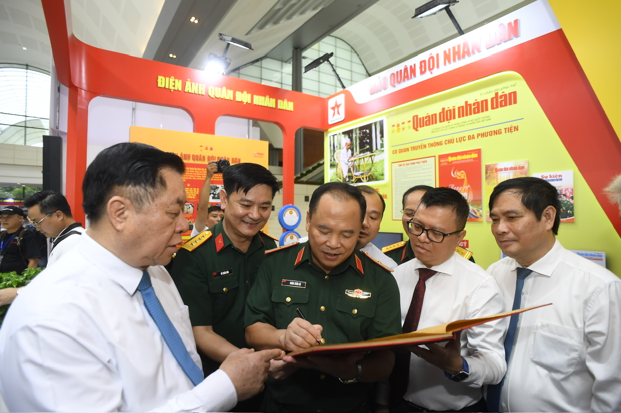 Toàn cảnh lễ khai mạc Hội Báo toàn quốc 2025- Ảnh 6. Toàn cảnh lễ khai mạc Hội Báo toàn quốc 2025- Ảnh 6.