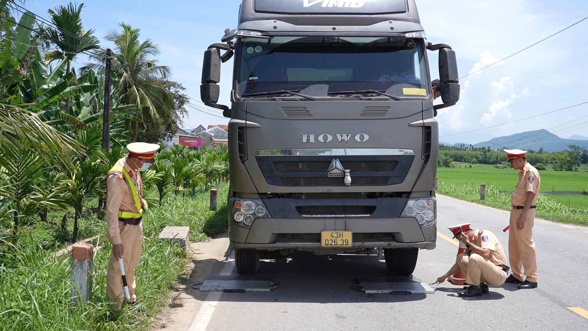 Bố trí người canh CSGT, cắt nóc container, ba xe đầu kéo chở cát quá tải bị phạt nặng- Ảnh 2. Bố trí người canh CSGT, cắt nóc container, ba xe đầu kéo chở cát quá tải bị phạt nặng- Ảnh 2.