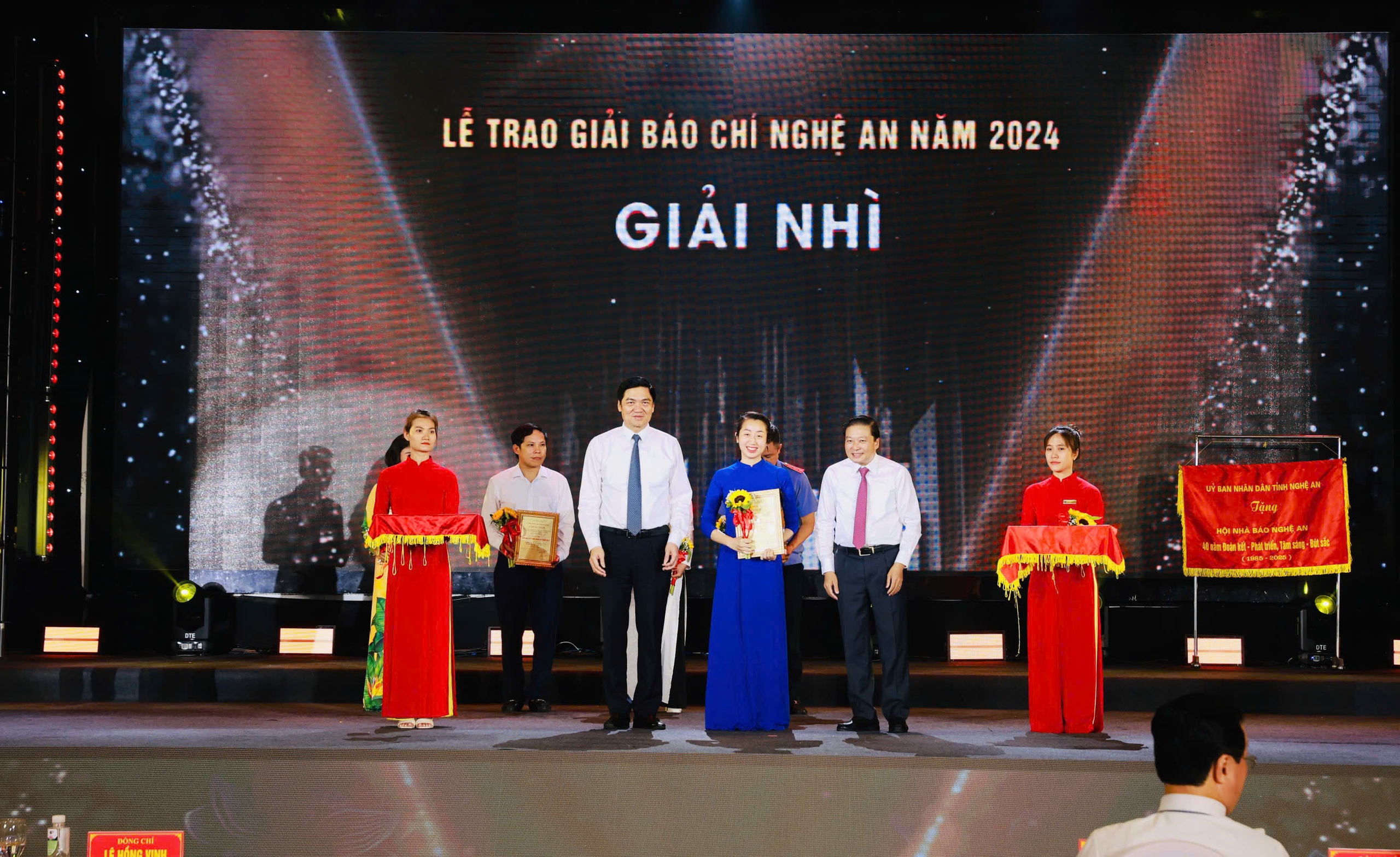 Đội ngũ những người làm báo Nghệ An nêu cao “tâm trong - trí sáng - bút sắc”- Ảnh 4. Đội ngũ những người làm báo Nghệ An nêu cao “tâm trong - trí sáng - bút sắc”- Ảnh 4.