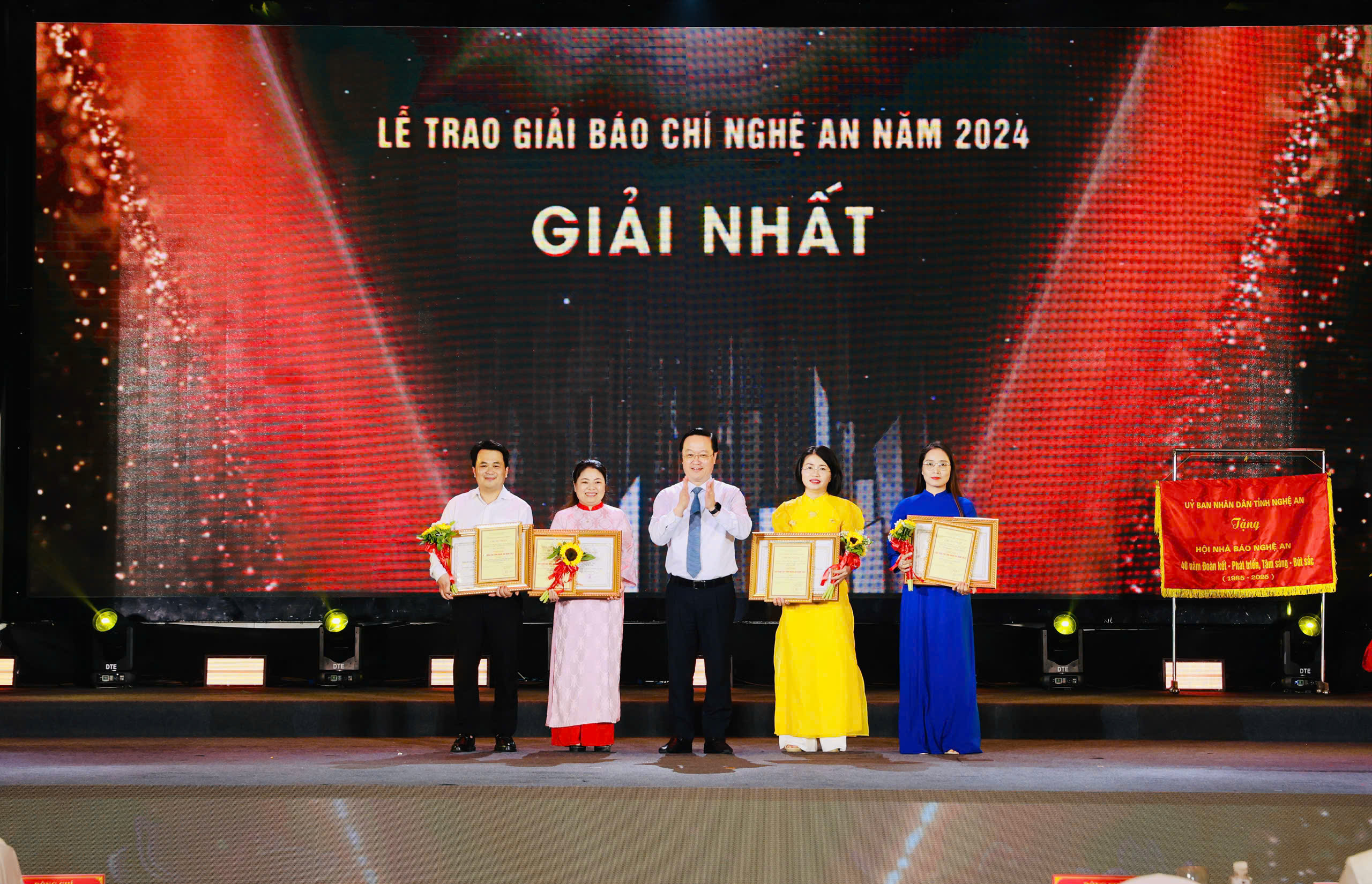 Đội ngũ những người làm báo Nghệ An nêu cao “tâm trong - trí sáng - bút sắc”- Ảnh 3. Đội ngũ những người làm báo Nghệ An nêu cao “tâm trong - trí sáng - bút sắc”- Ảnh 3.