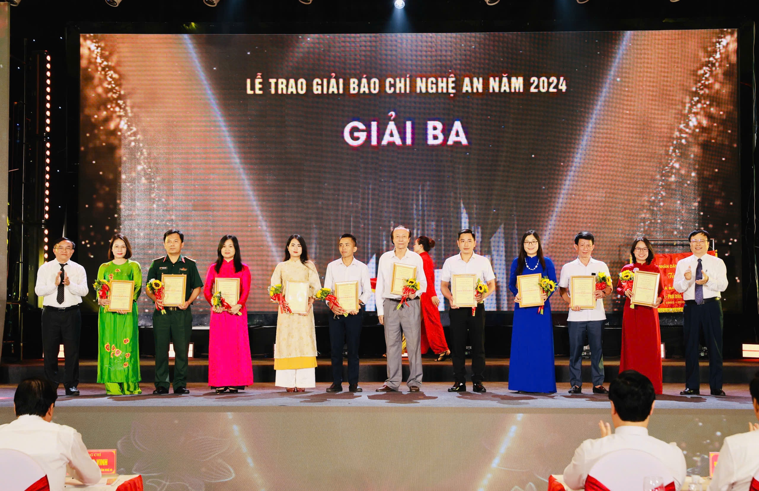 Đội ngũ những người làm báo Nghệ An nêu cao “tâm trong - trí sáng - bút sắc”- Ảnh 5. Đội ngũ những người làm báo Nghệ An nêu cao “tâm trong - trí sáng - bút sắc”- Ảnh 5.