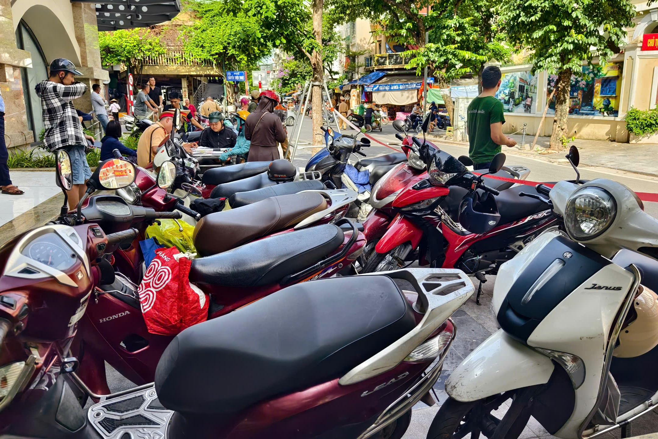 Hà Nội: CSGT lập chốt 1 giờ, phạt hơn 100 triệu đồng với hàng chục xe máy vi phạm- Ảnh 11. Hà Nội: CSGT lập chốt 1 giờ, phạt hơn 100 triệu đồng với hàng chục xe máy vi phạm- Ảnh 11.