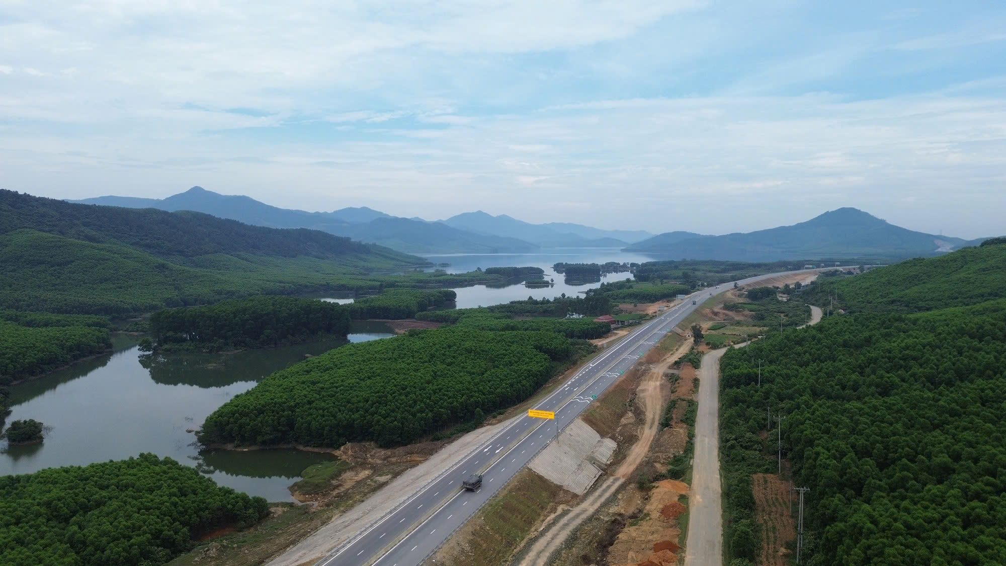 Xem xét khen thưởng nhà thầu nhiều sáng kiến trong thi đua hoàn thành 3.000km cao tốc- Ảnh 1. Xem xét khen thưởng nhà thầu nhiều sáng kiến trong thi đua hoàn thành 3.000km cao tốc- Ảnh 1.