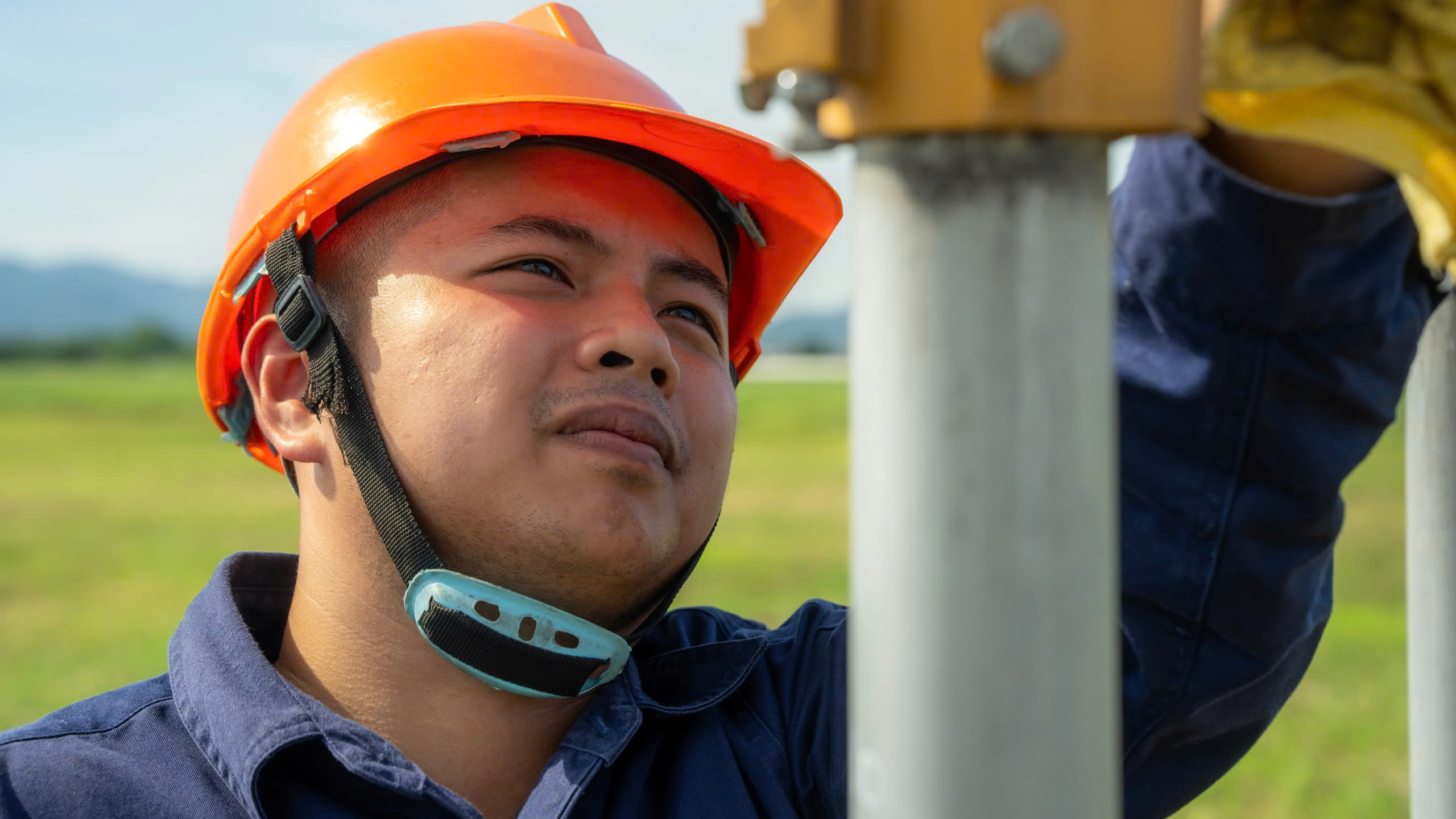 Nhân viên sân bay Nội Bài căng mình giữa "chảo lửa" phi trường- Ảnh 7. Nhân viên sân bay Nội Bài căng mình giữa "chảo lửa" phi trường- Ảnh 7.
