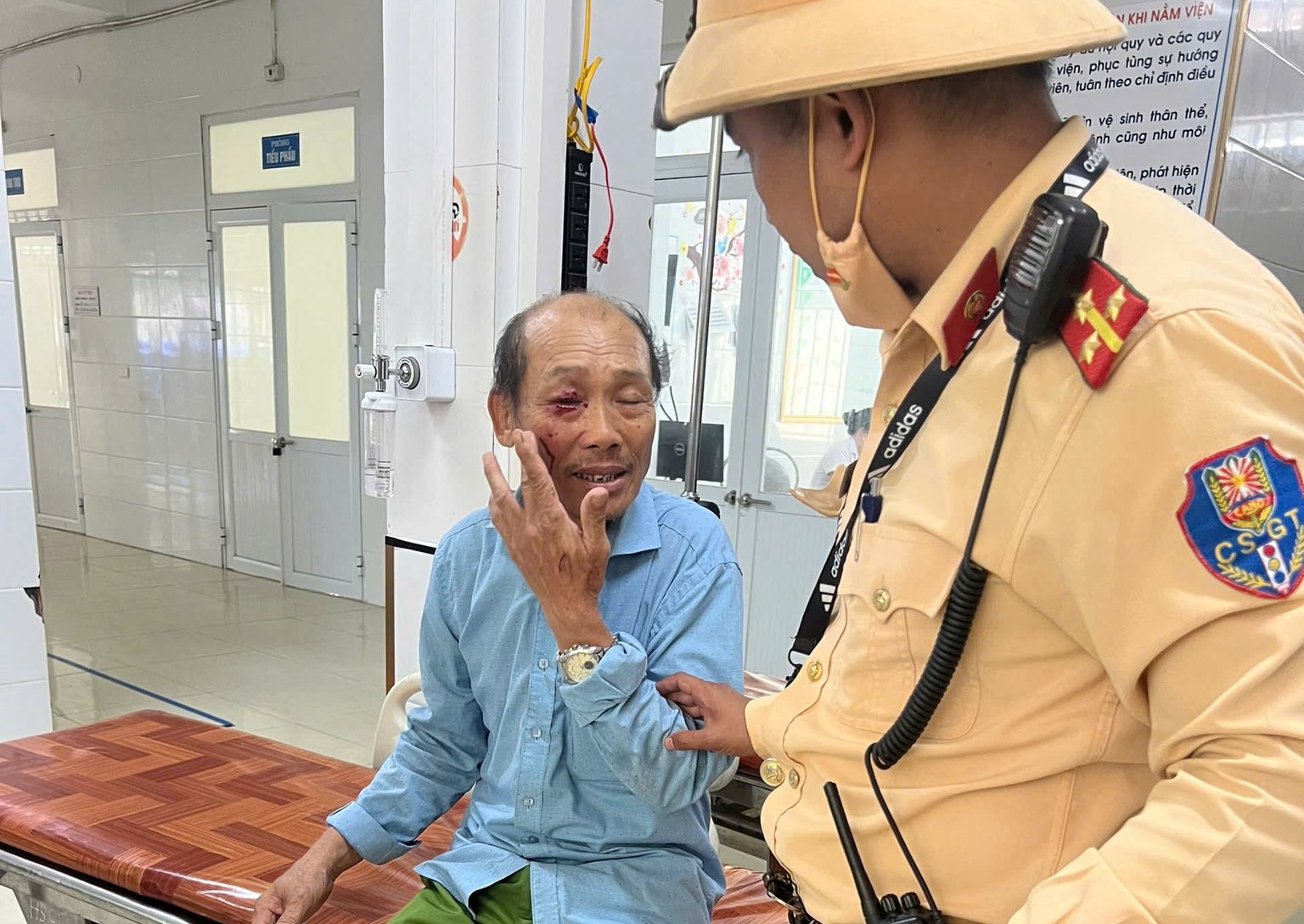 Người dân bị ngã trên QL1 được CSGT Nghệ An đưa đi cấp cứu kịp thời- Ảnh 1. Người dân bị ngã trên QL1 được CSGT Nghệ An đưa đi cấp cứu kịp thời- Ảnh 1.