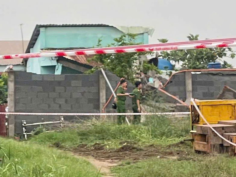 Tường rào công trình cao 8m đổ sập vào nhà dân, 2 bà cháu tử vong tại chỗ- Ảnh 1. Tường rào công trình cao 8m đổ sập vào nhà dân, 2 bà cháu tử vong tại chỗ- Ảnh 1.