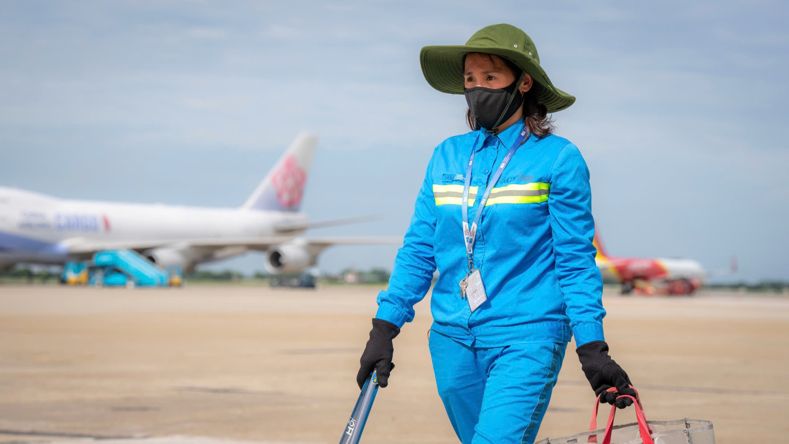 Nhân viên sân bay Nội Bài căng mình giữa "chảo lửa" phi trường- Ảnh 9. Nhân viên sân bay Nội Bài căng mình giữa "chảo lửa" phi trường- Ảnh 9.