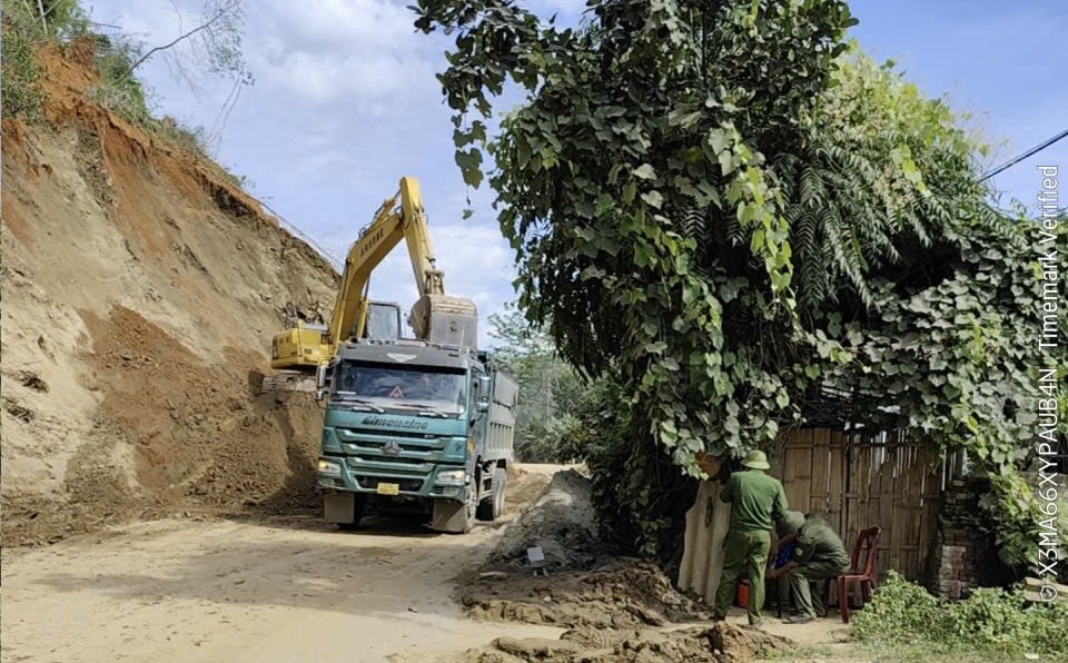 Bắc Kạn: Sạt lở đồi trên tỉnh lộ 258, dự kiến khắc phục trong 15 ngày- Ảnh 2. Bắc Kạn: Sạt lở đồi trên tỉnh lộ 258, dự kiến khắc phục trong 15 ngày- Ảnh 2.