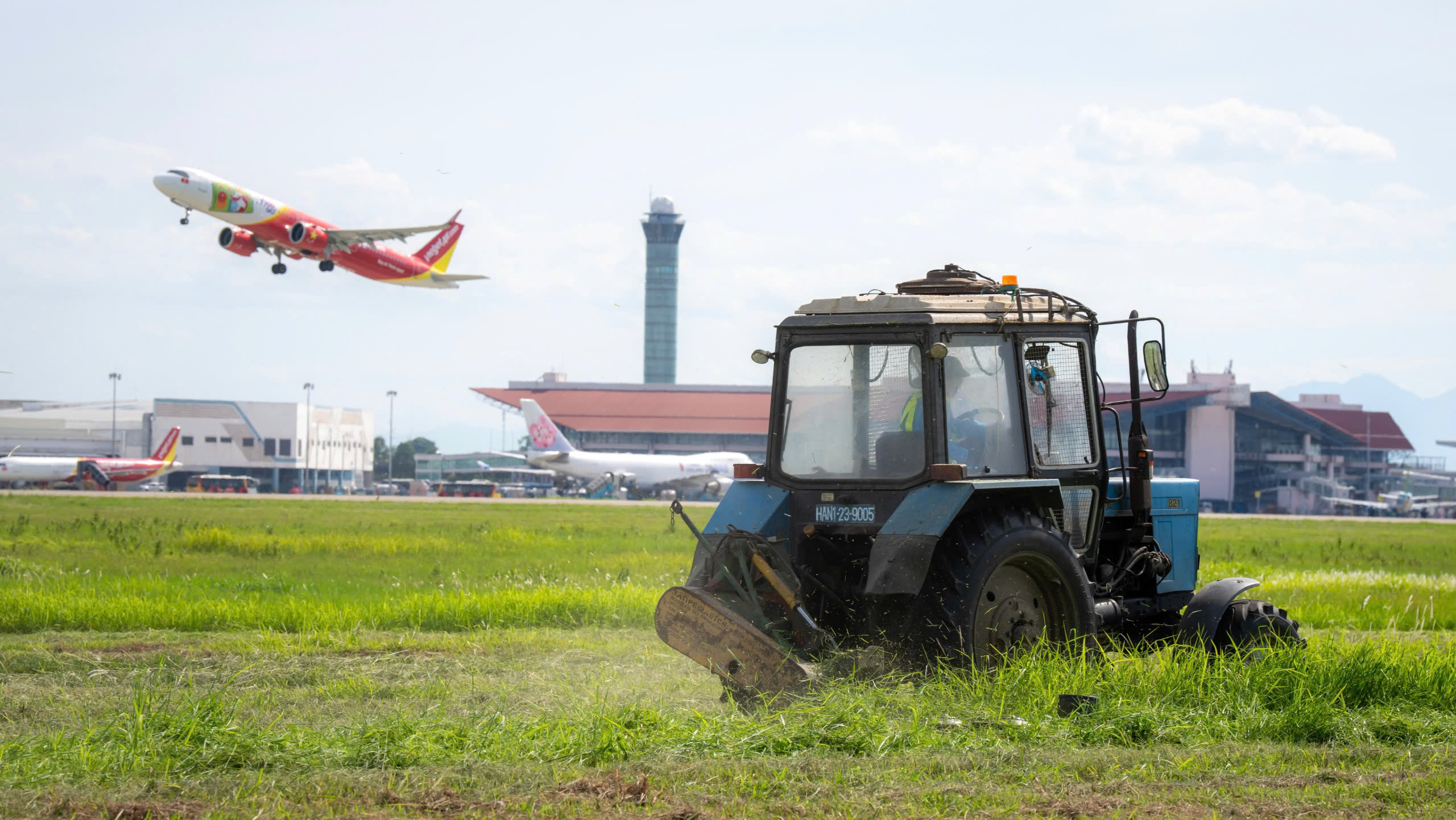 Nhân viên sân bay Nội Bài căng mình giữa "chảo lửa" phi trường- Ảnh 10. Nhân viên sân bay Nội Bài căng mình giữa "chảo lửa" phi trường- Ảnh 10.