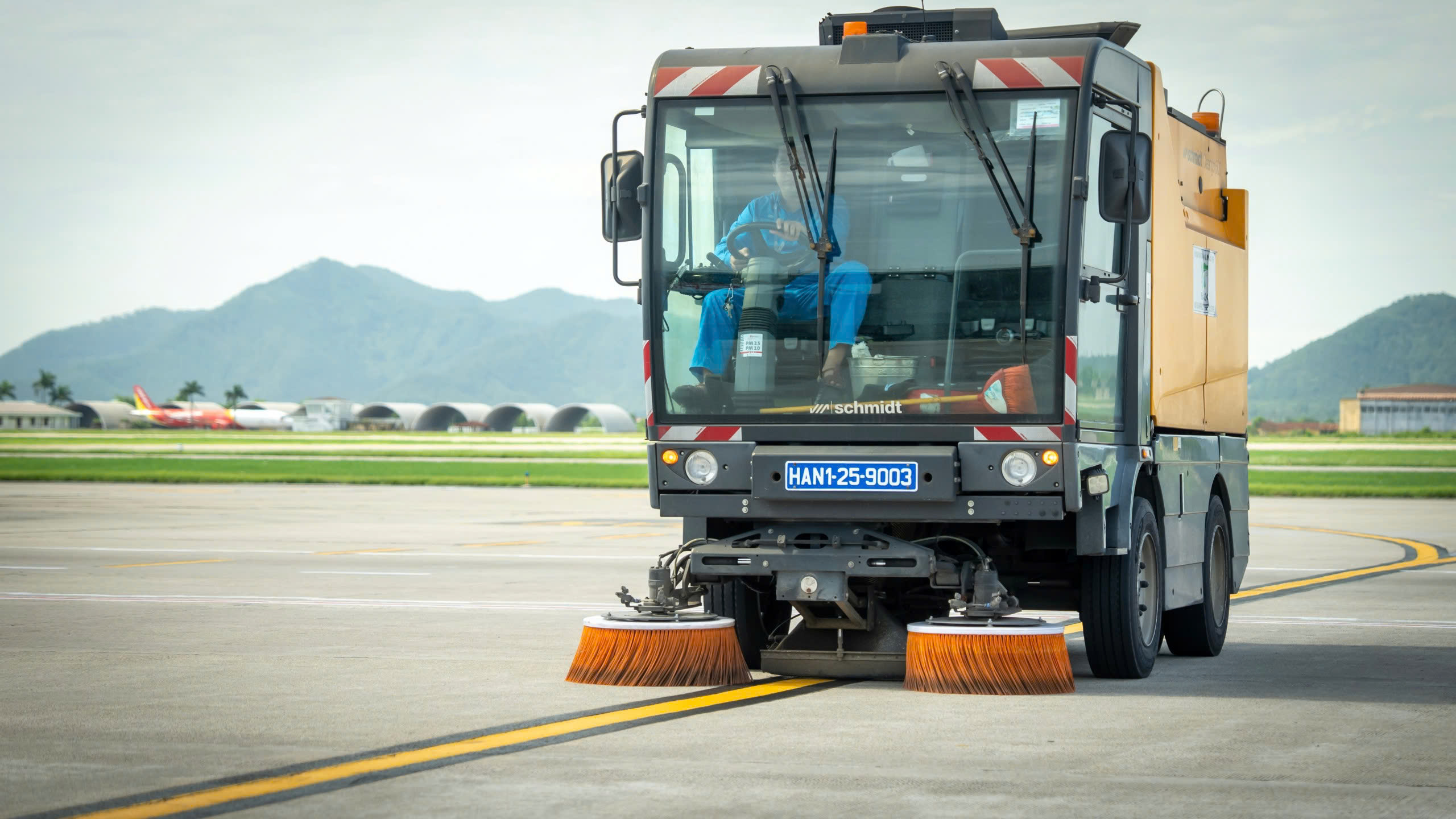 Nhân viên sân bay Nội Bài căng mình giữa "chảo lửa" phi trường- Ảnh 11. Nhân viên sân bay Nội Bài căng mình giữa "chảo lửa" phi trường- Ảnh 11.