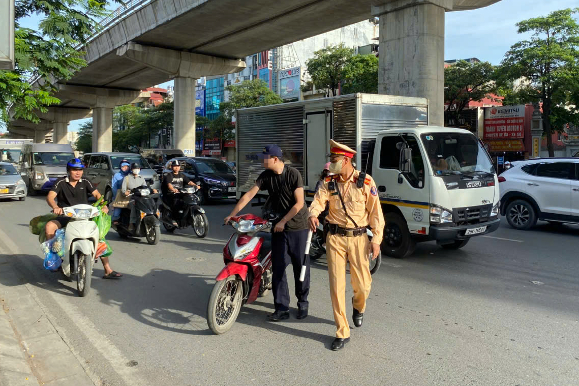 Hà Nội: CSGT lập chốt 1 giờ, phạt hơn 100 triệu đồng với hàng chục xe máy vi phạm- Ảnh 13. Hà Nội: CSGT lập chốt 1 giờ, phạt hơn 100 triệu đồng với hàng chục xe máy vi phạm- Ảnh 13.