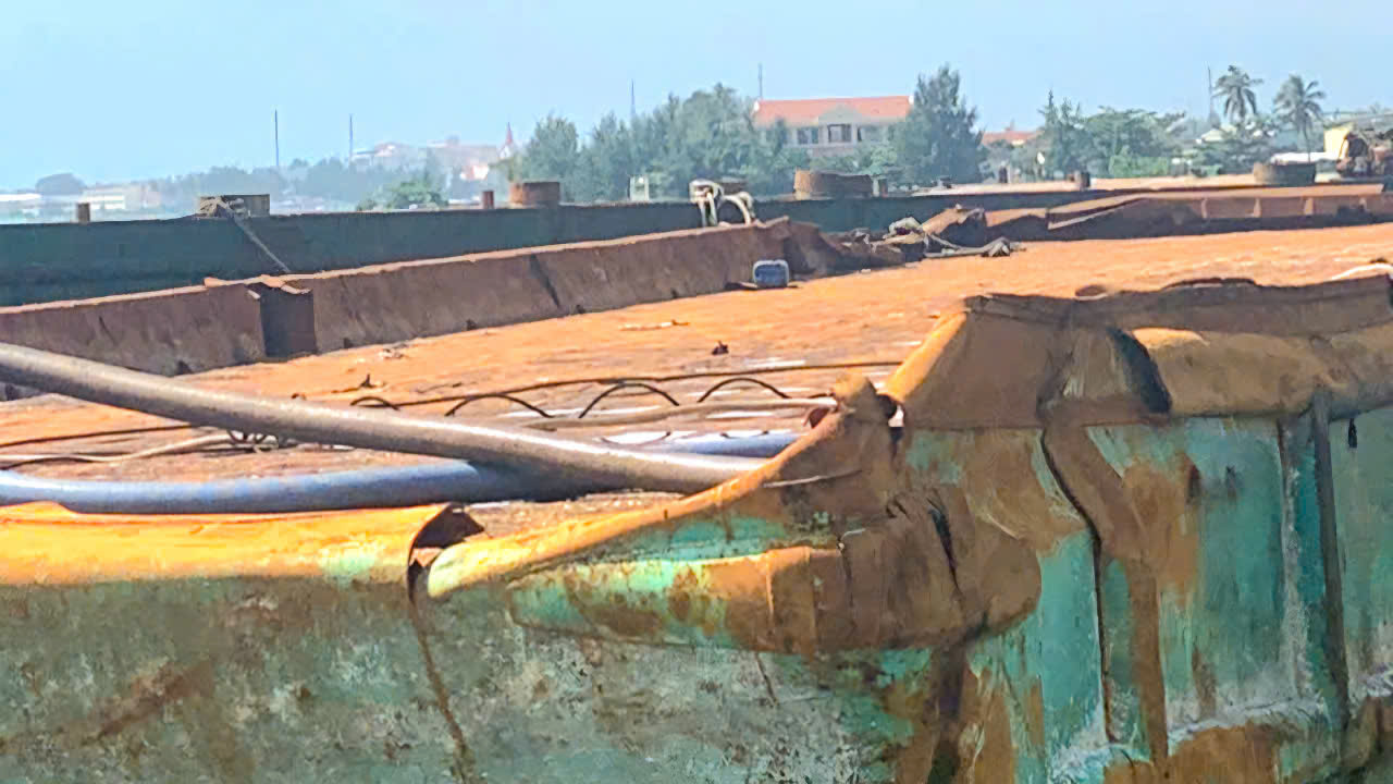 Trục vớt tàu kéo bị chìm ở Lý Sơn sau 1 năm gặp tai nạn- Ảnh 8.