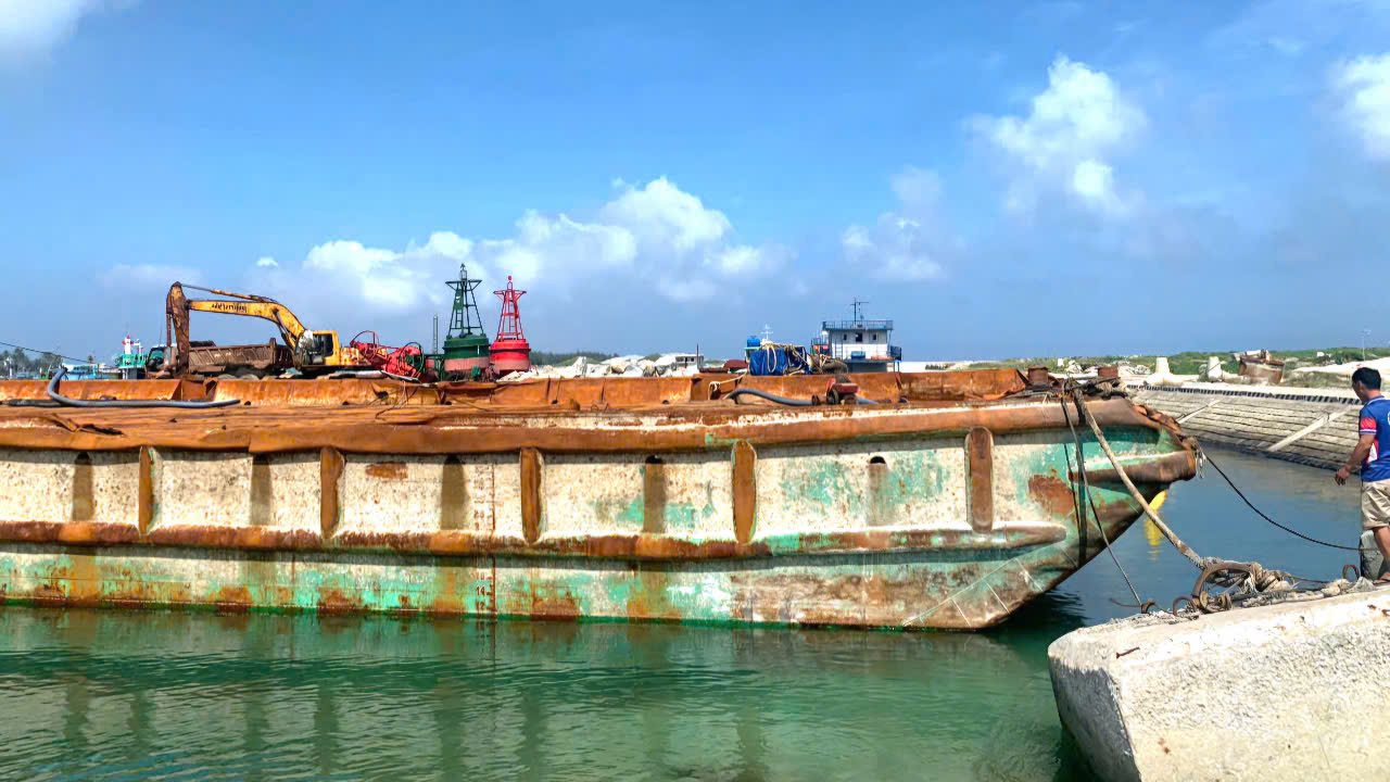 Trục vớt tàu kéo bị chìm ở Lý Sơn sau 1 năm gặp tai nạn- Ảnh 1.