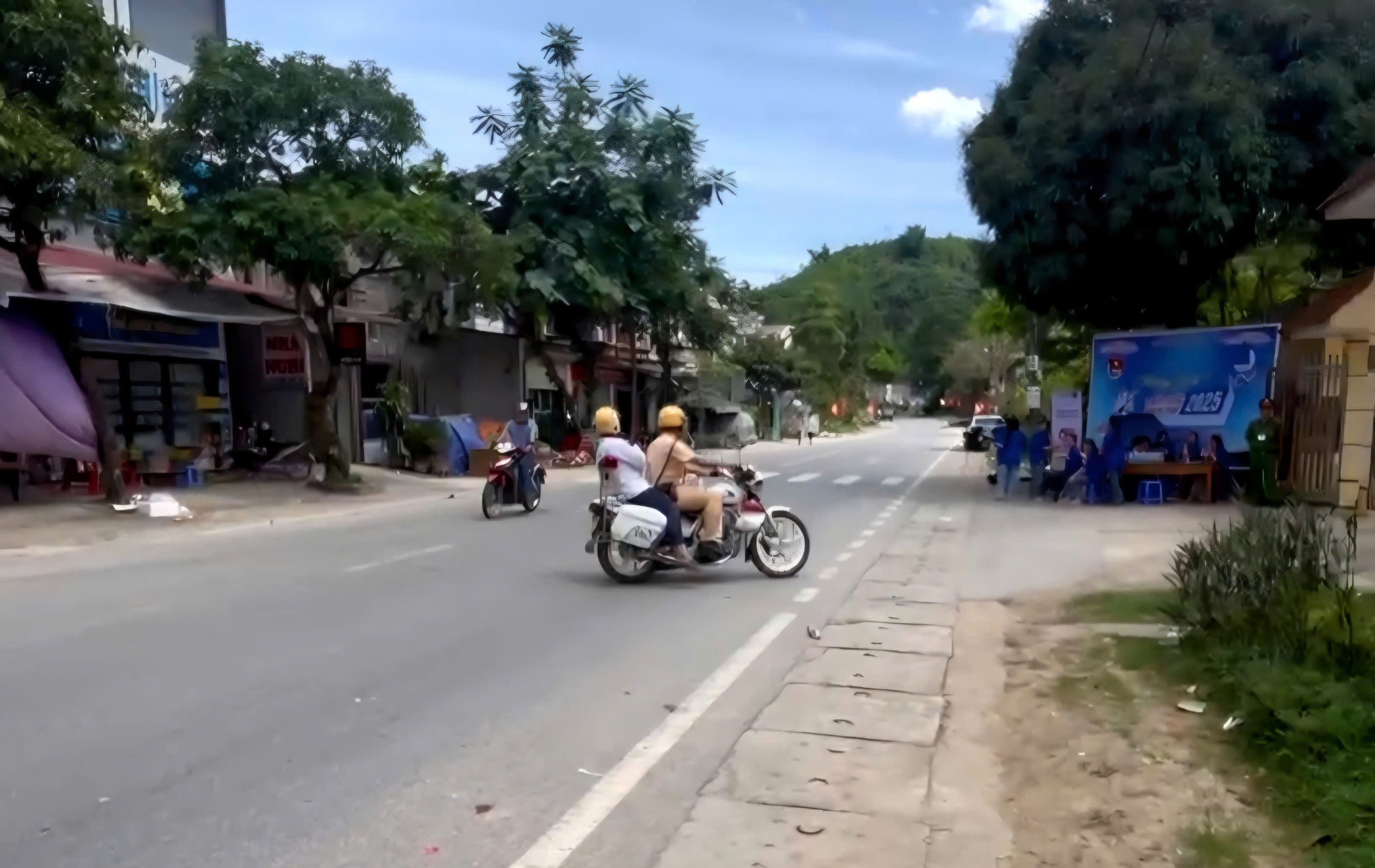 CSGT đưa thí sinh bị hỏng xe đến điểm thi kịp thời- Ảnh 1. CSGT đưa thí sinh bị hỏng xe đến điểm thi kịp thời- Ảnh 1.