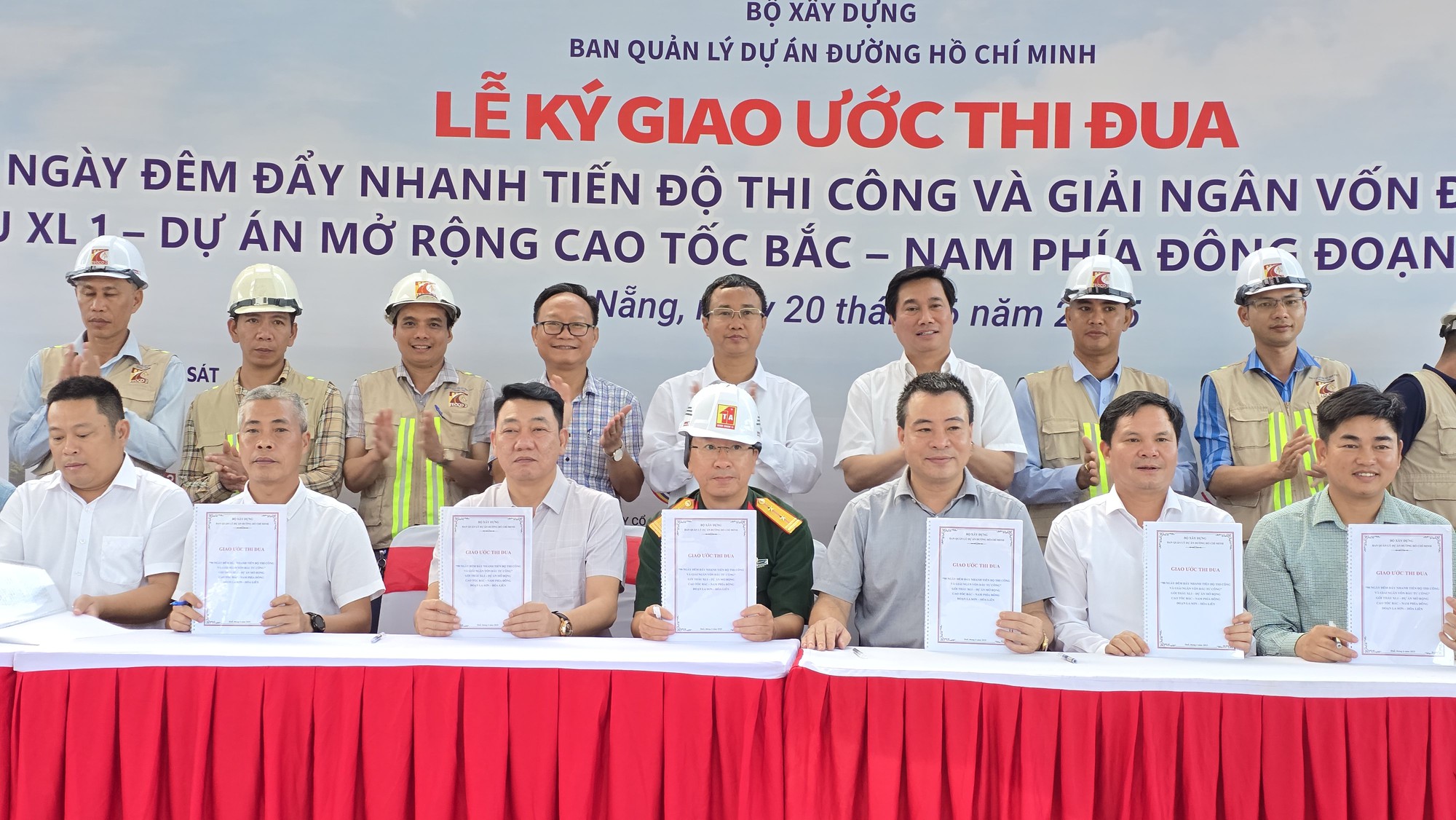 Mở cao điểm 90 ngày đêm tăng tốc thi công cao tốc La Sơn - Hòa Liên- Ảnh 3. Mở cao điểm 90 ngày đêm tăng tốc thi công cao tốc La Sơn - Hòa Liên- Ảnh 3.