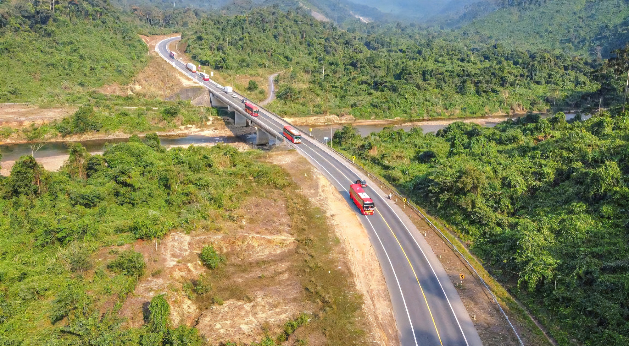 Mở cao điểm 90 ngày đêm tăng tốc thi công cao tốc La Sơn - Hòa Liên- Ảnh 4. Mở cao điểm 90 ngày đêm tăng tốc thi công cao tốc La Sơn - Hòa Liên- Ảnh 4.