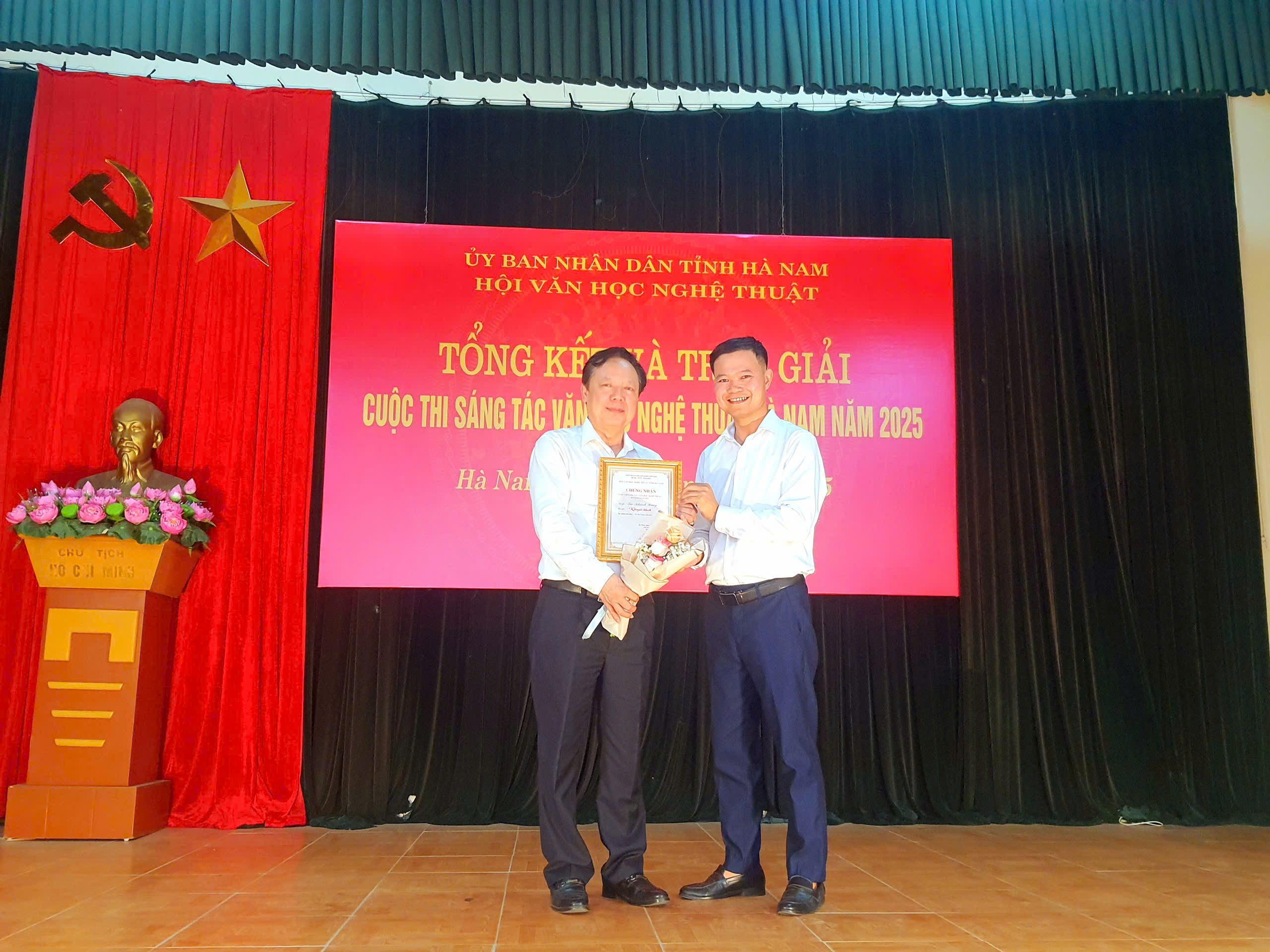 Tôn vinh các tác phẩm đạt giải cuộc thi sáng tác văn học nghệ thuật tỉnh Hà Nam năm 2025- Ảnh 2. Tôn vinh các tác phẩm đạt giải cuộc thi sáng tác văn học nghệ thuật tỉnh Hà Nam năm 2025- Ảnh 2.