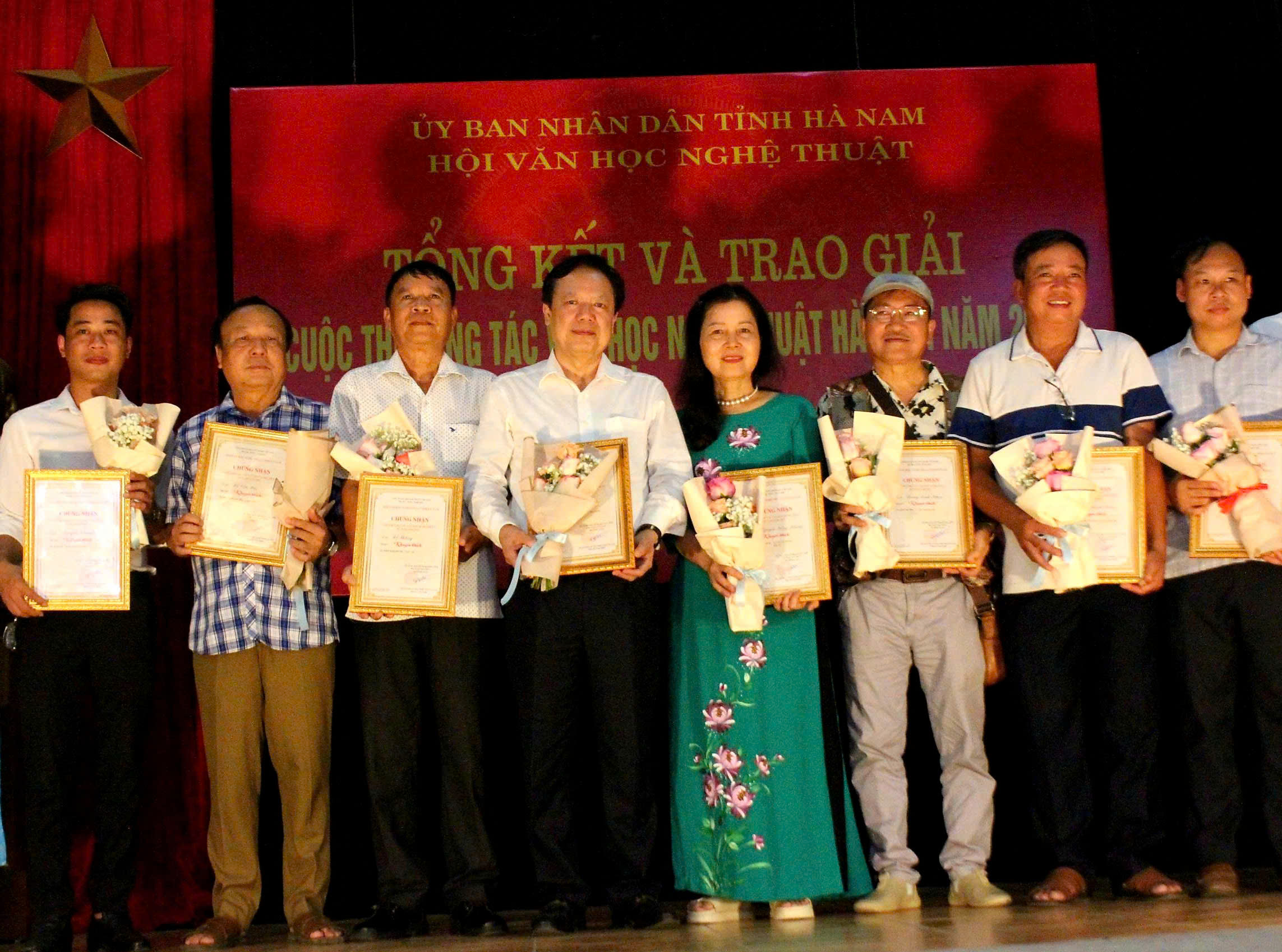 Tôn vinh các tác phẩm đạt giải cuộc thi sáng tác văn học nghệ thuật tỉnh Hà Nam năm 2025- Ảnh 1. Tôn vinh các tác phẩm đạt giải cuộc thi sáng tác văn học nghệ thuật tỉnh Hà Nam năm 2025- Ảnh 1.