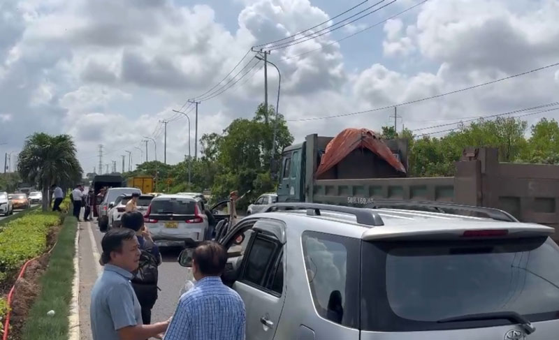 Xe tông liên hoàn nối dài trên QL51 gây ùn tắc một đoạn đường. Xe tông liên hoàn nối dài trên QL51 gây ùn tắc một đoạn đường.