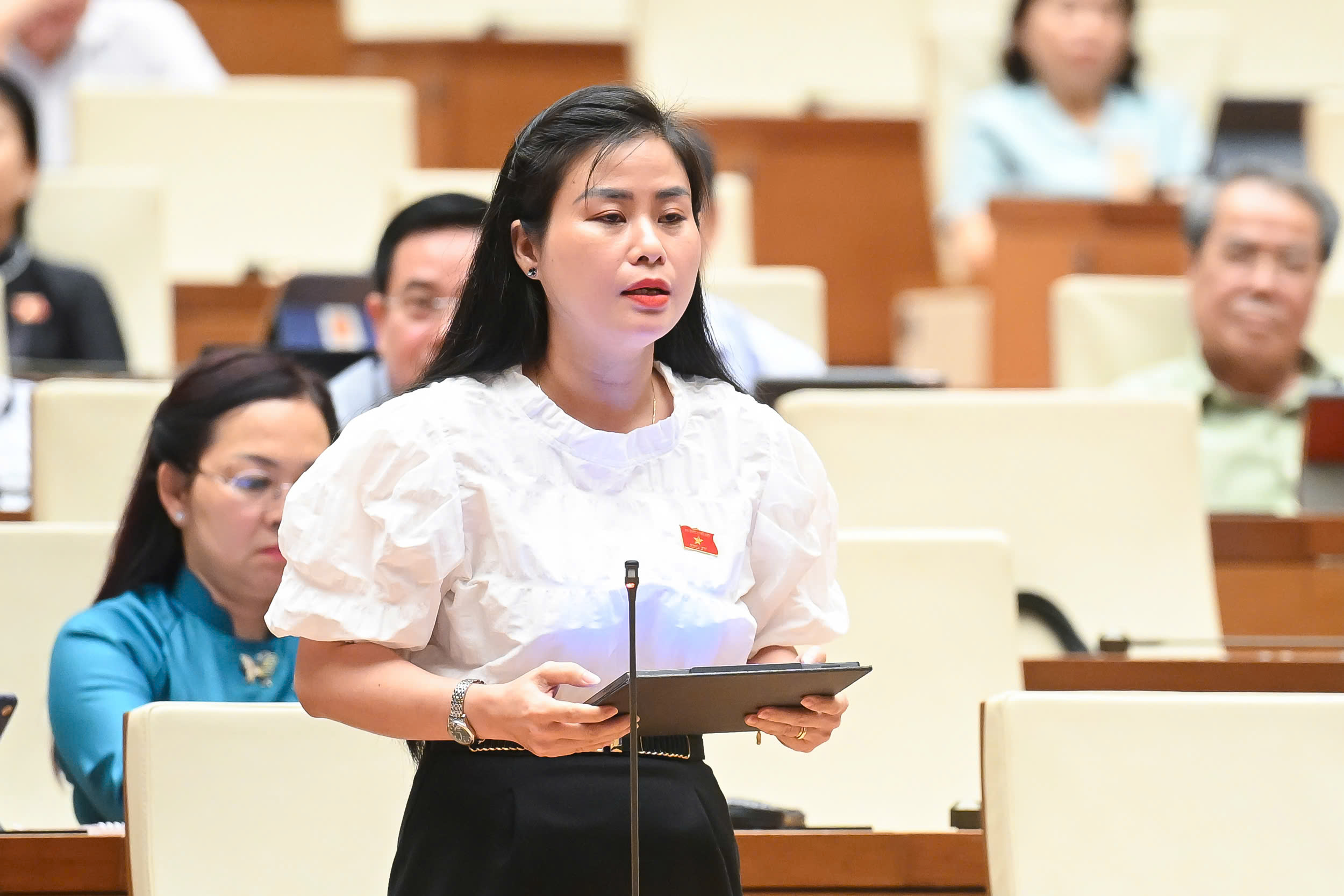 Bộ trưởng Bộ GD&ĐT: Bạo lực học đường chỉ chấm dứt khi người lớn không còn đánh nhau- Ảnh 4. Bộ trưởng Bộ GD&ĐT: Bạo lực học đường chỉ chấm dứt khi người lớn không còn đánh nhau- Ảnh 4.